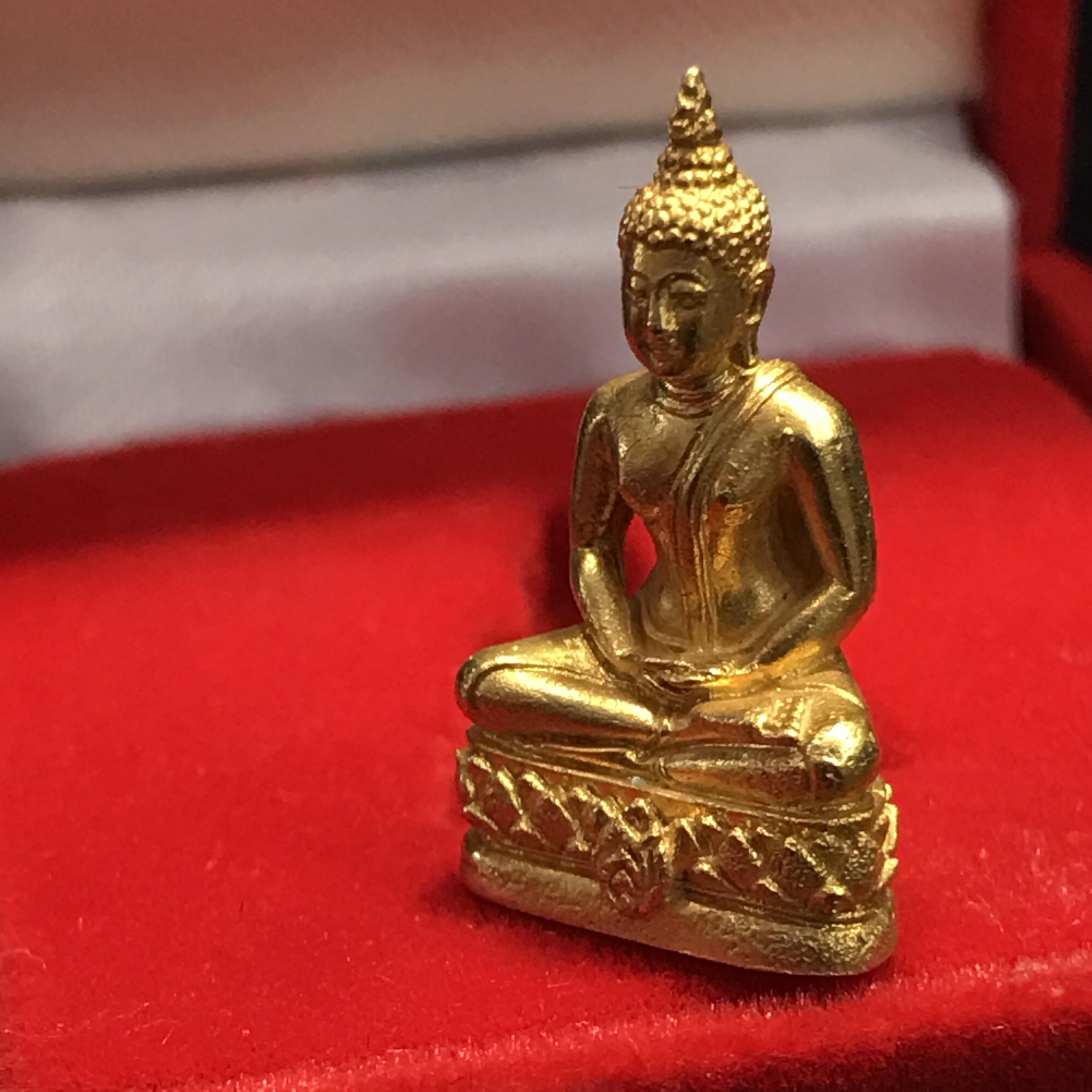 พระเครื่องปางสมาธิ เนื้อทองคำ 90 พรรษาสมเด็จย่า ปี 2533 (ในหลวงรัชกาลที่9เสด็จในพิธี)