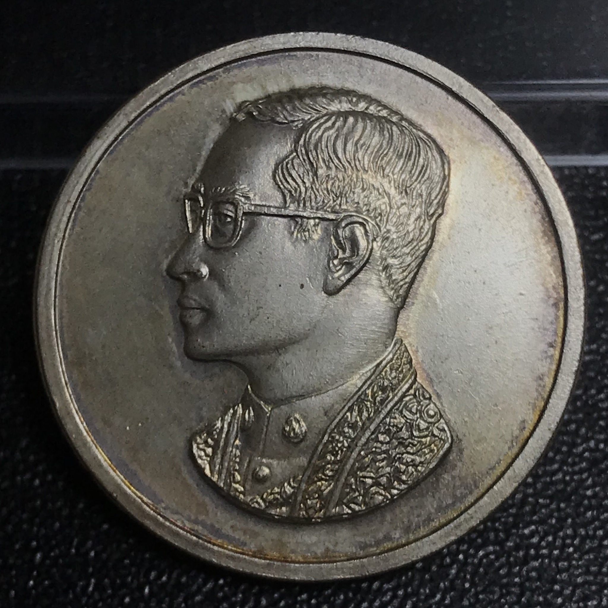 เหรียญพระบรมรูปคุ้มเกล้า รพ.ภูมิพล ปี2522 (ในหลวง ร.9เสด็จเททอง) เนื้อเงิน พิมพ์ใหญ่ ผิวเดิมพร้อมซองบรรจุ