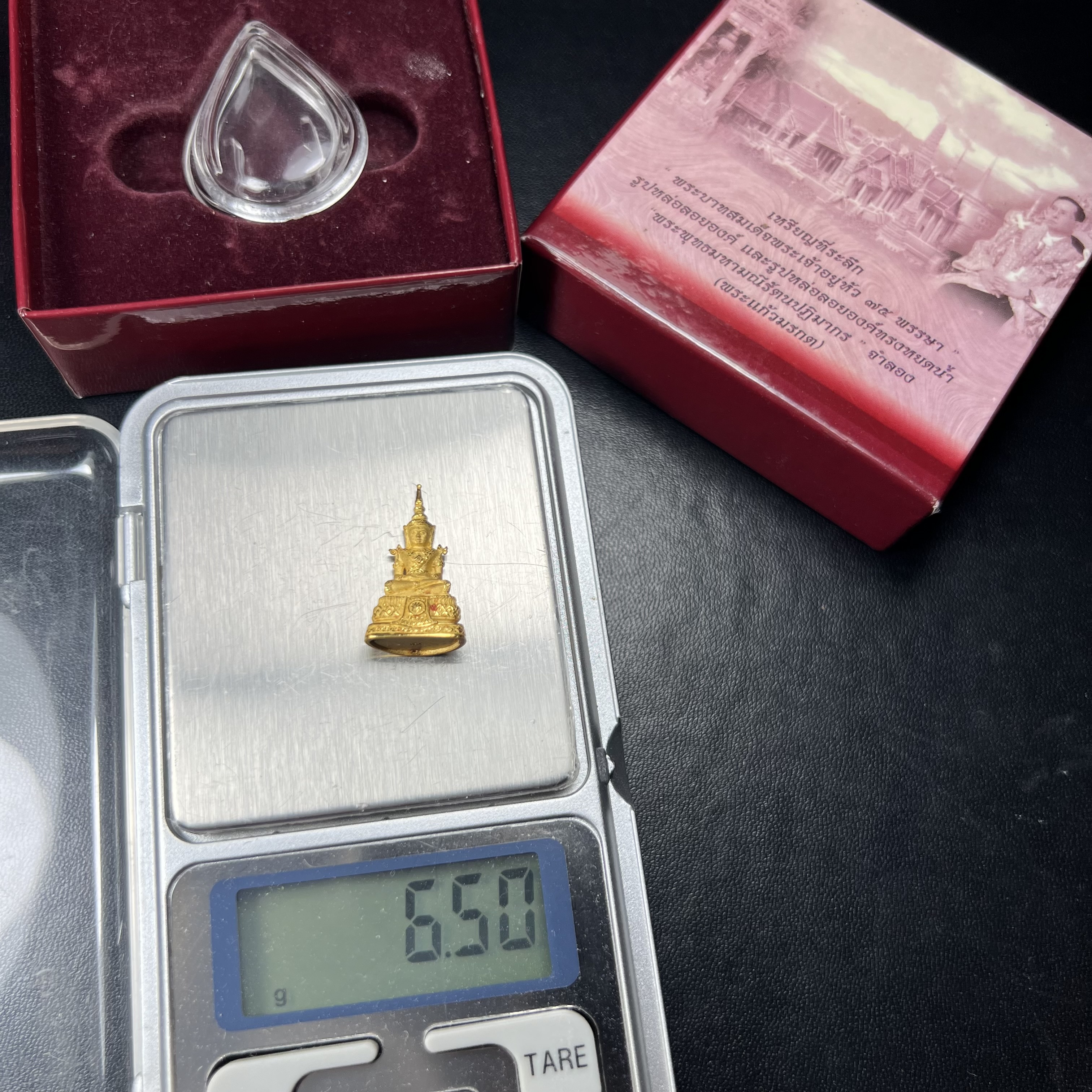 พระแก้วมรกต ภปร.(รุ่นแรก) ปี2545 รุ่นฉลองกรุงรัตนโกสินทร์ครบ 220 ปี พิมพ์ลอยองค์เล็ก เนื้อทองคำบริสุทธิ์ 96.5%(6.5กรัม) ขนาด 10*19 มม.ครบสมบูรณ์(องค์หมายเลข ๙๙)(หมายเลขมงคลเจริญก้าวหน้าในทุกๆด้าน)สุดยอดมงคลแผ่นดินที่ควรเก็บรักษา บูชาเป็นมงคลชีวิต(หายาก)