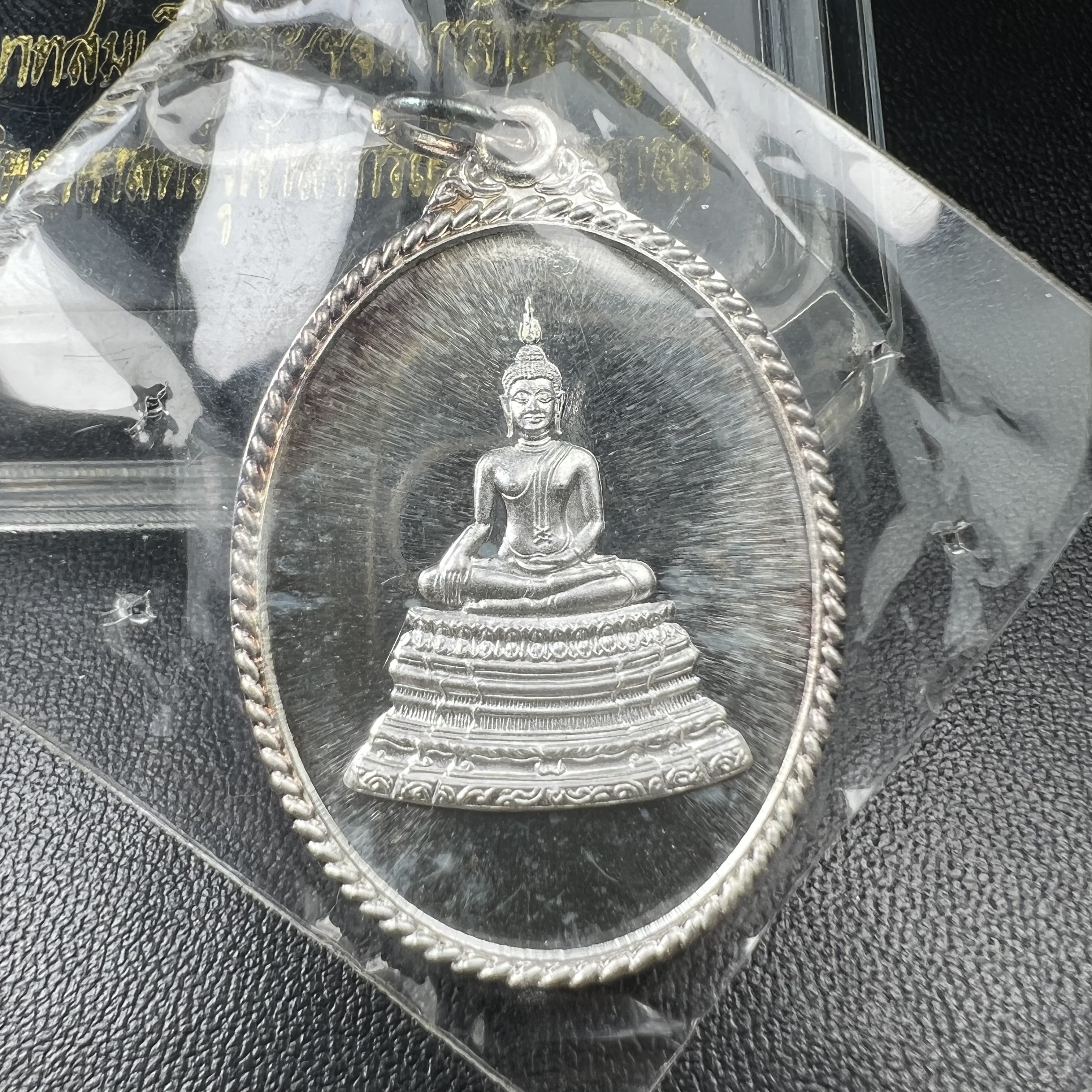 พระศาสดา ภปร.วัดบวรนิเวศวิหาร คณะวิทยาศาสตร์ จุฬาลงกรณ์ฯ ปี2548 จัดสร้างเพื่อเทิดทูนพระบาทสมเด็จพระจอมเกล้า เจ้าอยู่หัว ในวโรกาสครบรอบพระราชสมภพ200ปี เหรียญเนื้อเงิน(สภาพสวยซีนซองเดิมกล่องครบ)ตอกโค๊ดและหมายเลขประจำองค์ 222(เลขสวยเลขตอง)(1ใน499เหรียญ)หายาก