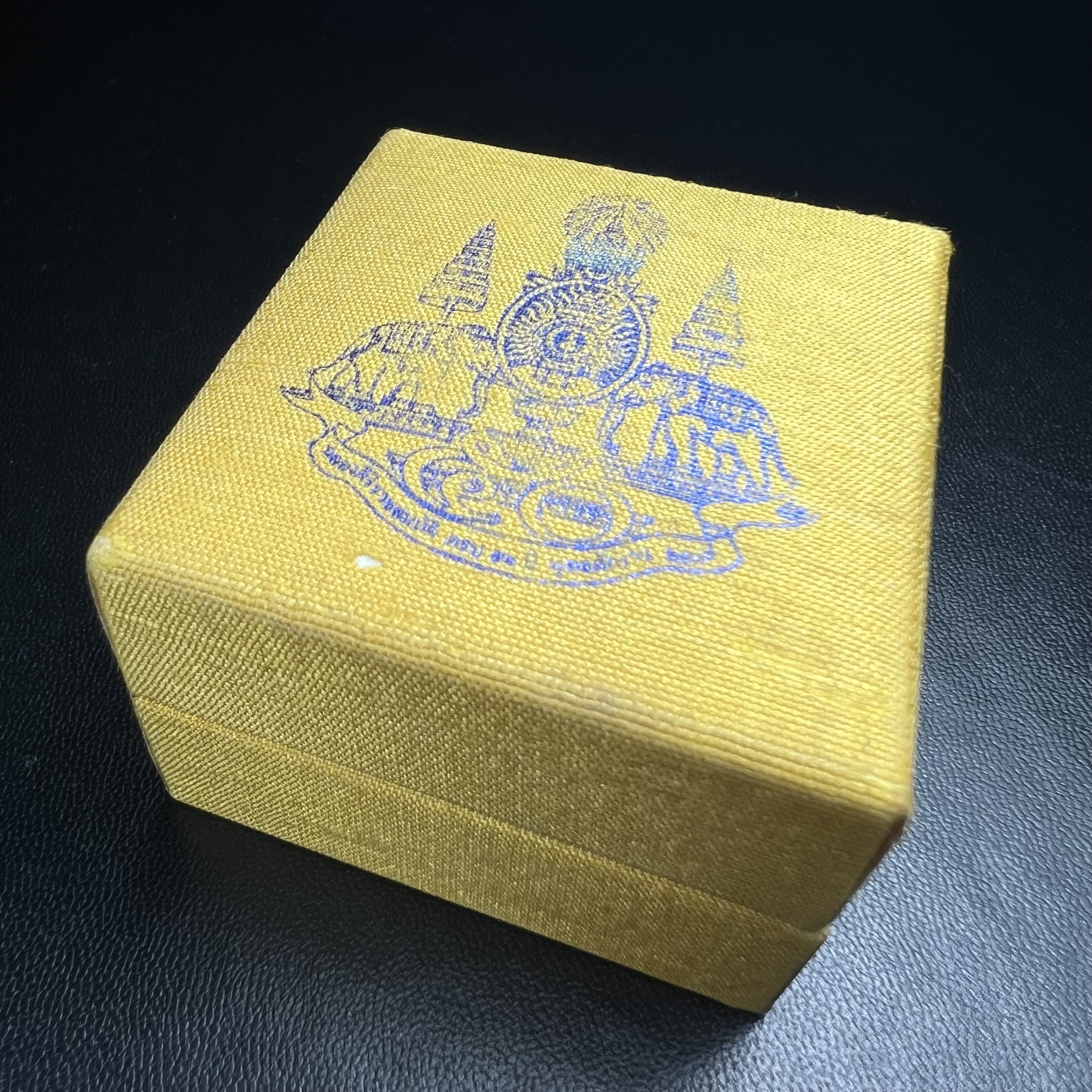 เหรียญพระพิฆเนศวร ญสส. ชุดกาญจนาภิเษกครองราชย์ 50 ปี พุทธศักราช 2538 พิมพ์ใหญ่(2.9 ซม.) เนื้อเงินผิวเดิมกลับดำขึ้นสีรุ้งเข้มขลังงดงามธรรมชาติสร้างสรรค์ สภาพสวยเดิมพร้อมกล่องบรรจุเดิม ตอกโค๊ดหมายเลขกำกับ(1ใน 5539องค์)สี สวย แบบ นิยม หายาก