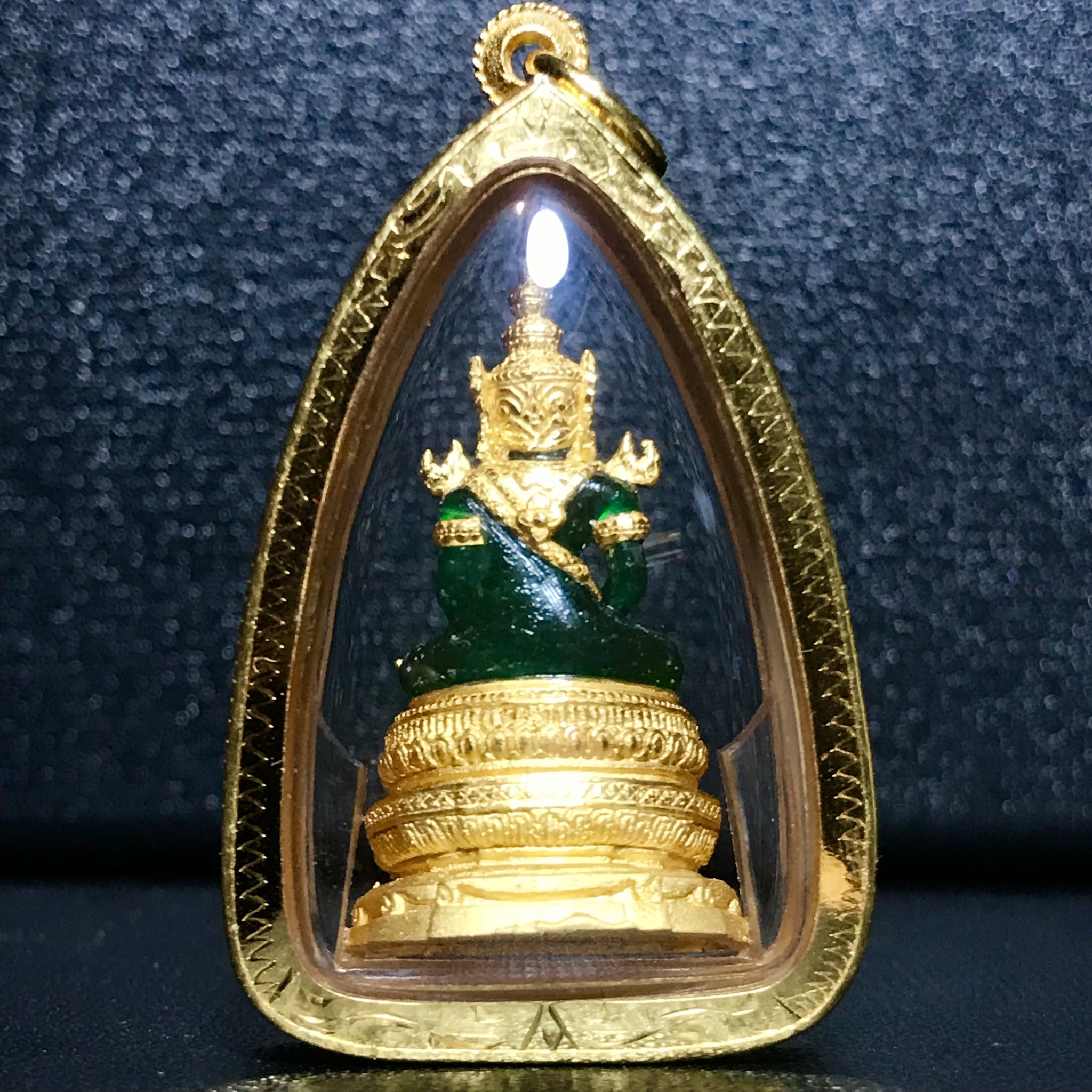 พระแก้วมรกต ภปร. ปี2547 จัดสร้างโดย รพ.ภูมิพลฯ เนื้อเรซิ่นหุ้มทองคำพิมพ์ลอยองค์ หน้าตัก 1/2 นิ้ว เลี่ยมกรอบทองคำแท้พร้อมใช้