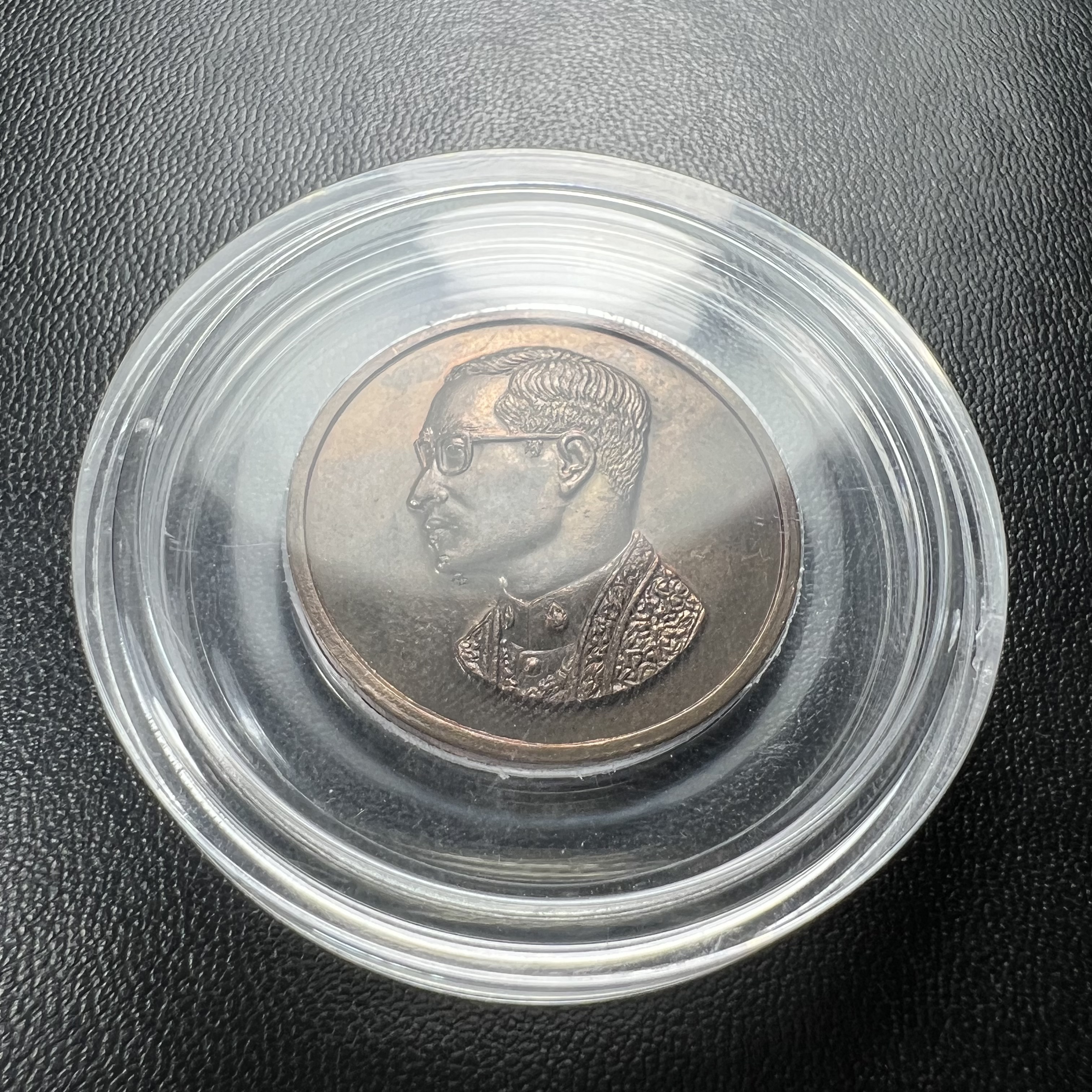 เหรียญพระบรมรูปคุ้มเกล้า รพ.ภูมิพล ปี2522 เนื้อนวโลหะ คัดสภาพสวย(ในหลวงรัชกาลที่9 ทรงจุดไฟพระฤกษ์และเททอง พิธีใหญ่)ยอดนิยม