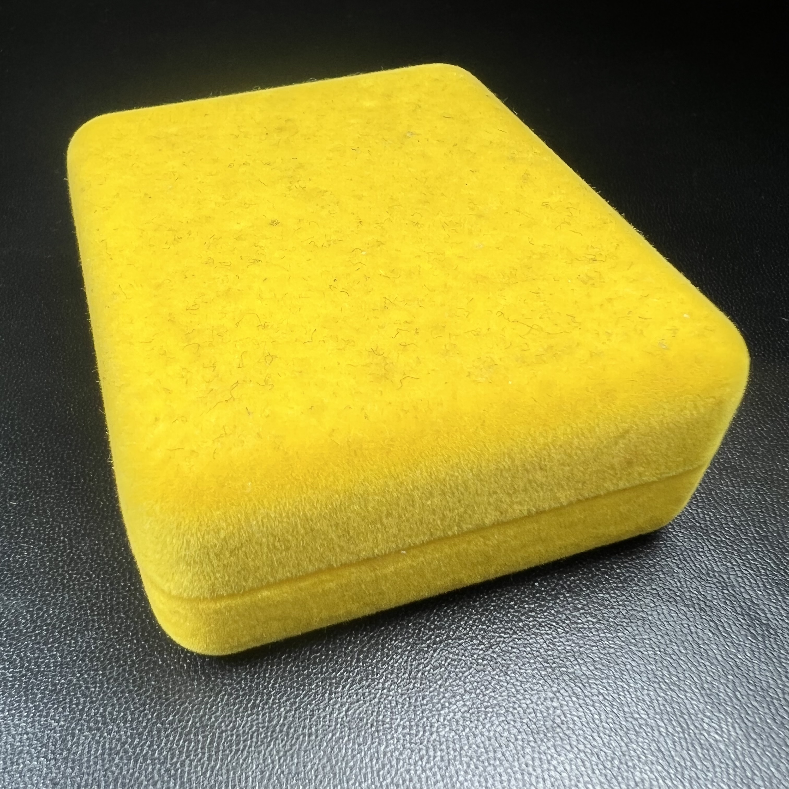 เหรียญพระบาทสมเด็จพระเจ้าอยู่หัว รัชกาลที่9ประทับนั่งบัลลังก์ กระทรวงมหาดไทยจัดสร้าง ปี2539 เนื้อเงินกล่องบรรจุเดิมสภาพสวย เนื้อเงินผิวกระจก สวยเดิม แบบนิยม หายาก