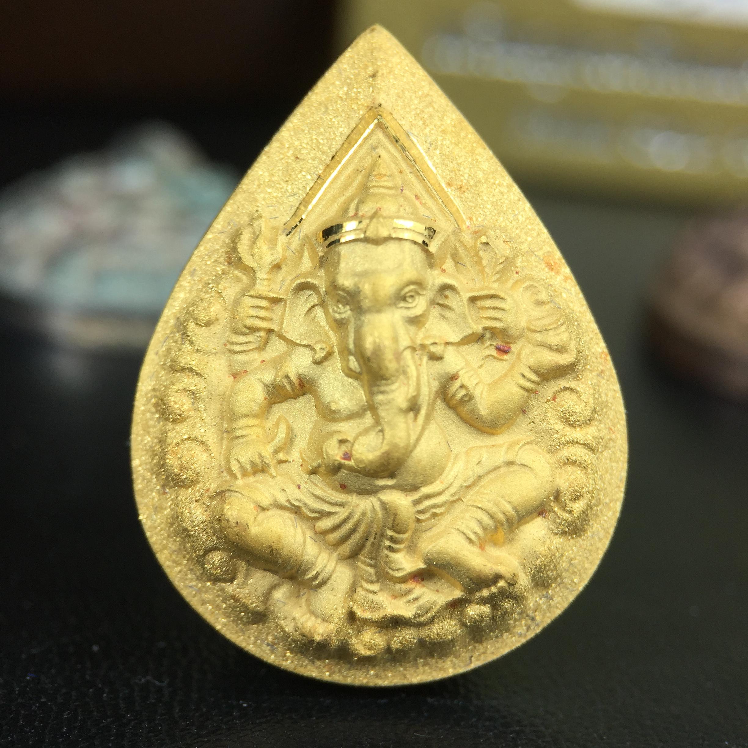 เหรียญพระพิฆเนศวร ญสส. ชุดกาญจนาภิเษกครองราชย์ 50 ปี พุทธศักราช 2538 วัดบวรนิเวศวิหาร ชุดทองคำพิมพ์ใหญ่(2.9 ซม.)(เนื้อทองคำ+เนื้อเงิน+เนื้อทองทิพย์) สภาพสวยเดิมพร้อมกล่องบรรจุเดิม ตอกโค๊ดหมายเลขกำกับ 634(พิธีใหญ่ พุทธศิลป์งดงาม)(นิยมหายาก)1 ใน 939 ชุด