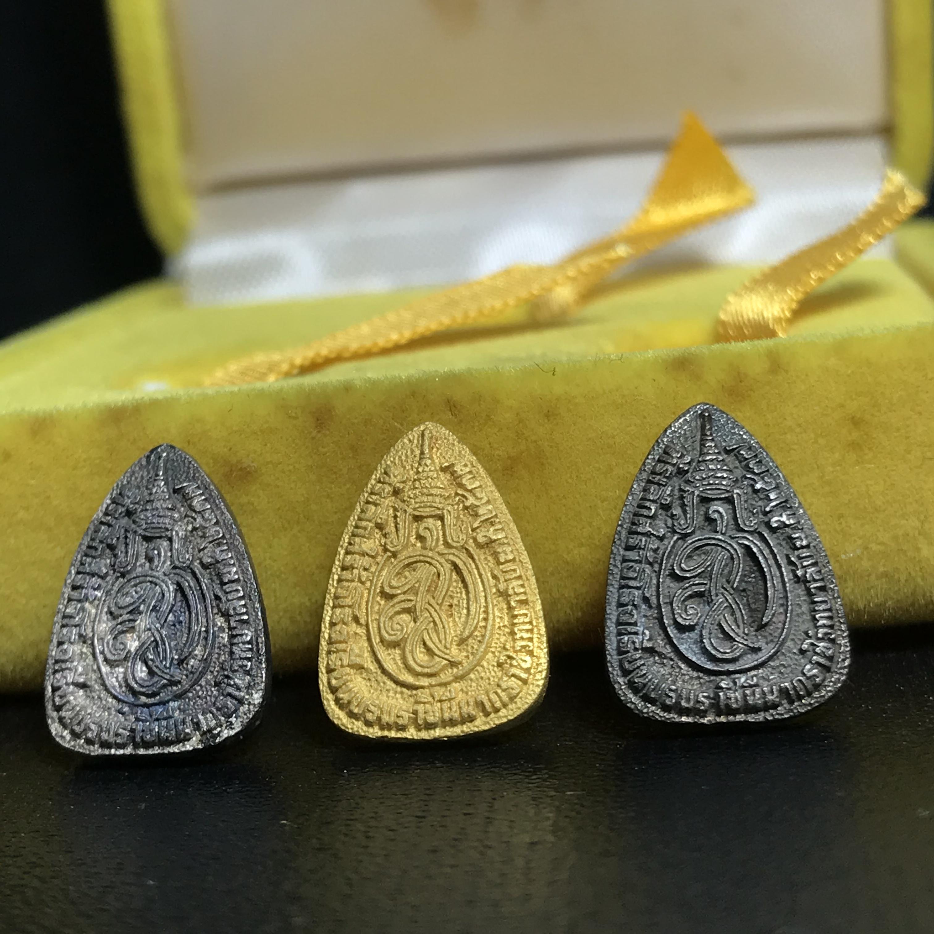 พระแก้วมรกต หลัง สก. รุ่น 60 พรรษามหาราชินี ปี 2537 ชุดกรรมการทองคำ พิมพ์เล็ก เหรียญหล่อทรงหยดน้ำครบชุดพร้อมกล่องบรรจุเดิม หายาก