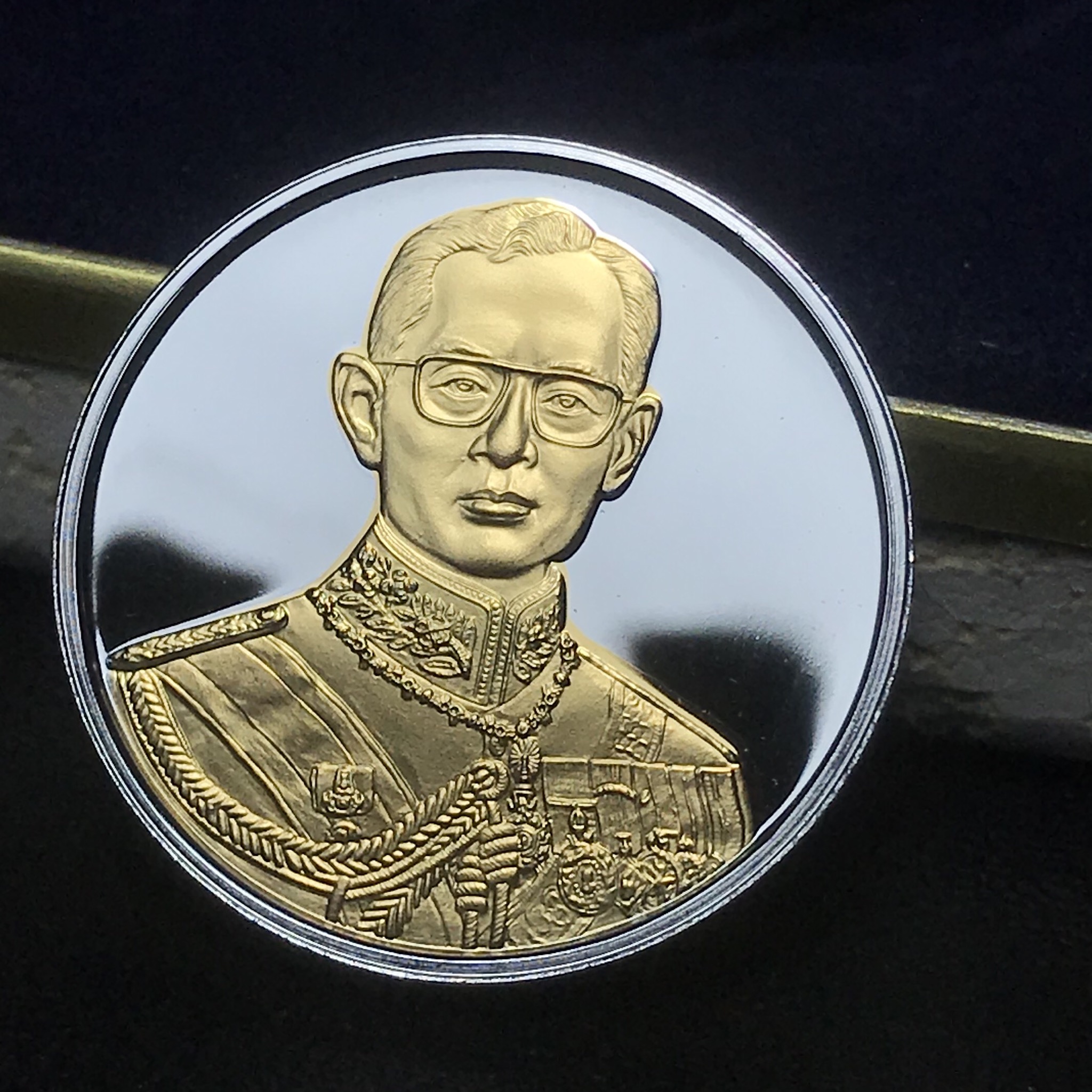 เหรียญที่ระลึก “คามิโอ” มหามงคลวโรกาสพระบาทสมเด็จพระเจ้าอยู่หัวภูมิพลอดุลยเดช ทรงครองสิริราชสมบัติครบ 50ปี