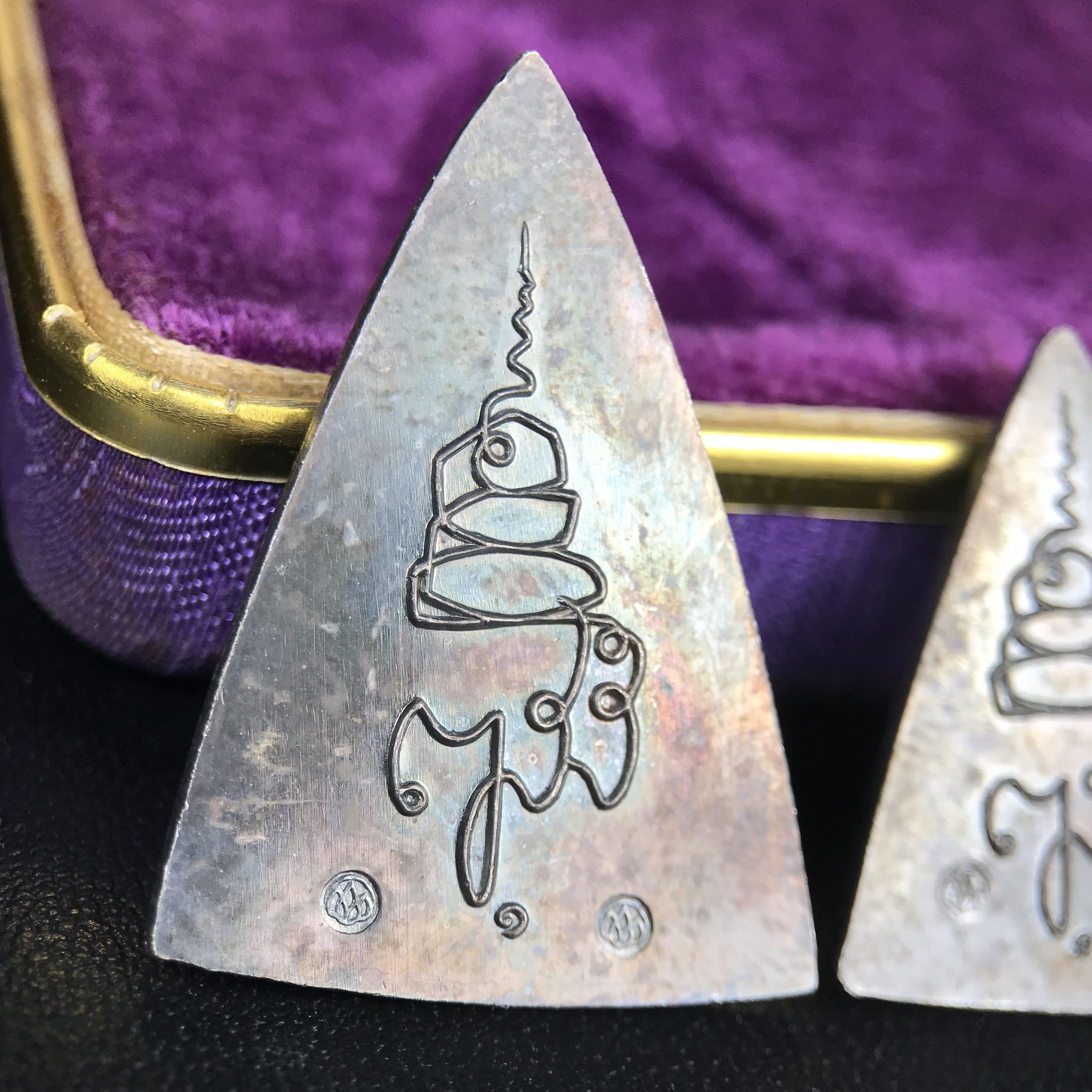 เหรียญสมเด็จนางพญาคุณากร หลัง ญสส. ปี 2532 ชุดเนื้อเงินและเนื้อนวโลหะ พิมพ์ใหญ่คู่พิมพ์เล็ก(ชุดพิเศษกรรมการ 1 ใน 500 ชุด) พิธีใหญ่ สภาพสวยผิวเดิมพร้อมกล่องบรรจุเดิมกำมะหยี่สีม่วงสัญลักษณ์ “สธ” สมเด็จพระเทพฯ ครบสมบูรณ์***ชุดแจกกรรมการพบเจอน้อย หายาก***