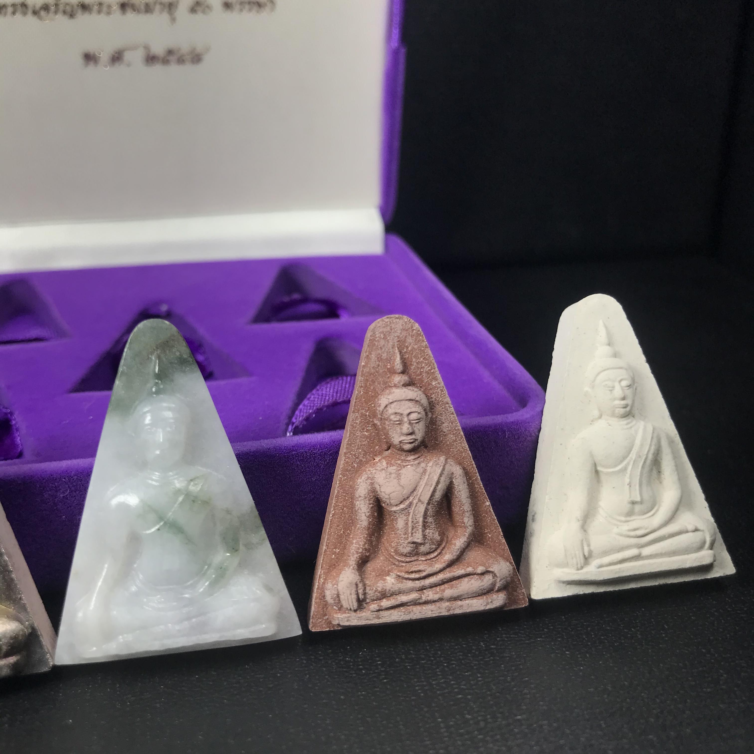 พระนางพญาเสน่ห์จันทร์ สธ. สร้างในวโรกาสทรงเจริญพระชนมายุ 50 พรรษา สมเด็จพระเทพฯ พ.ศ.2548 ชุดพิเศษ (1 ใน 5000 ชุด)หายาก