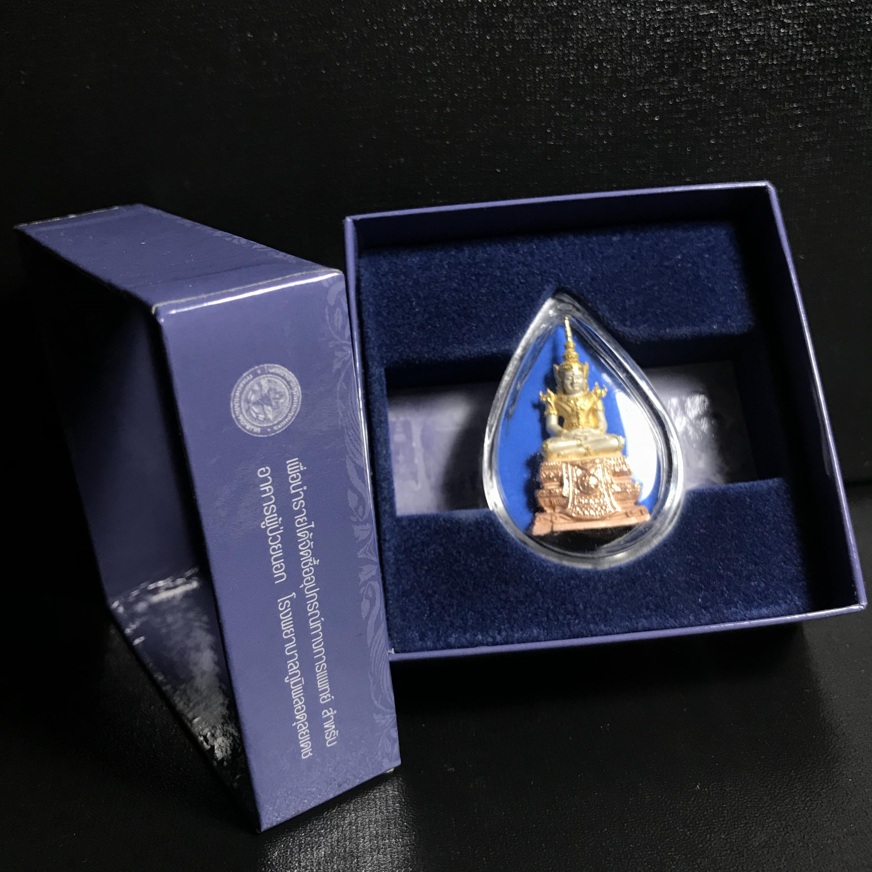 พระแก้วมรกต ภปร. ปี2547 จัดสร้างโดย รพ.ภูมิพลฯ เนื้อเงิน (3 กษัตริย์)ลอยองค์ หน้าตัก 1/2 นิ้ว