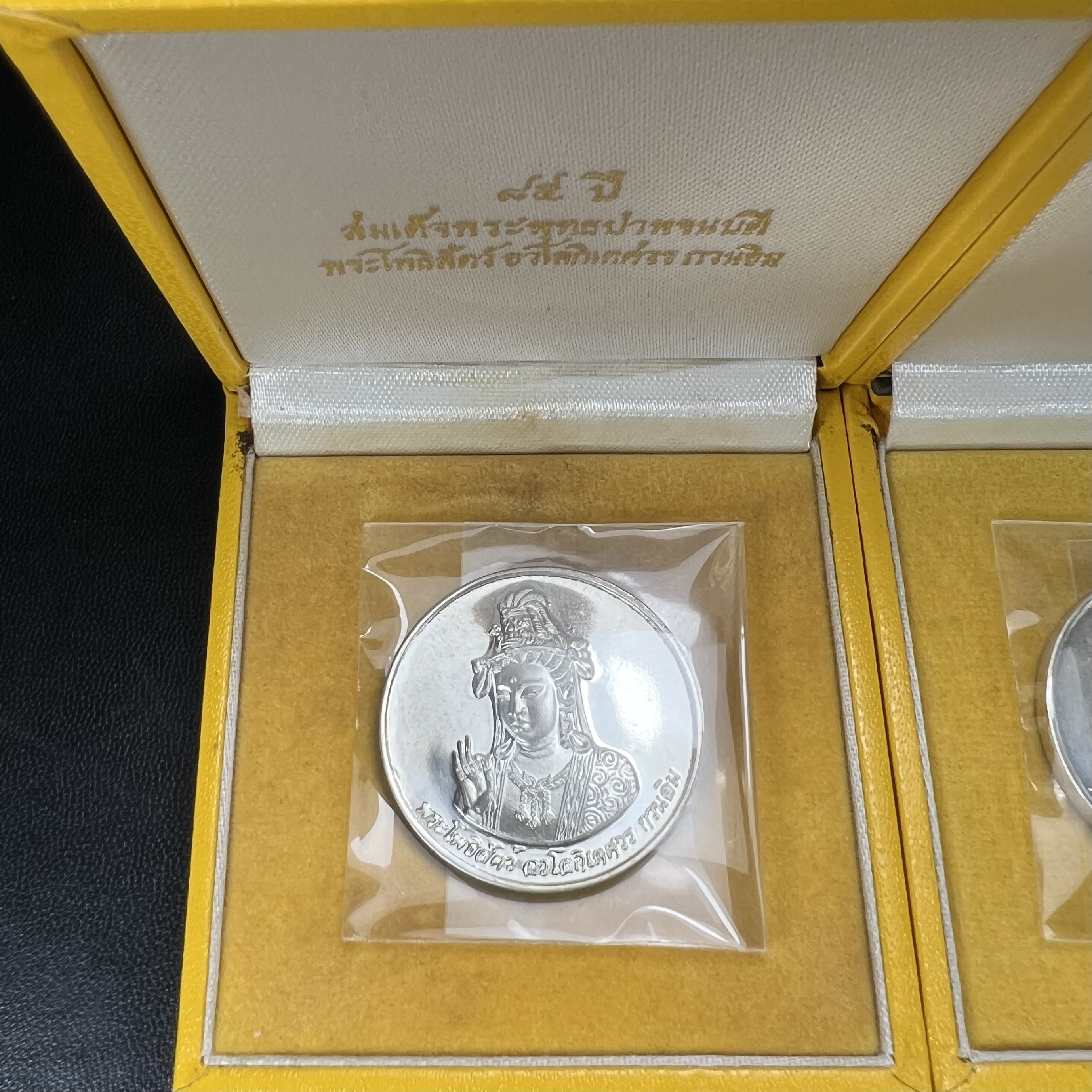 เหรียญพระโพธิสัตว์ อวโลกิเตศวร กวนอิม หลังมังกรเล่นแก้ว วัดราชบพิธสถิตมหาสีมาราม ปี 2536 เนื้อเงิน(ขัดเงาผิวกระจก) ขนาด 3 ซม. ตอกโค๊ตขอบเหรียญ ปลุกเสกพิธีใหญ่ พร้อมกล่องบรรจุเดิมครบ สภาพสวย