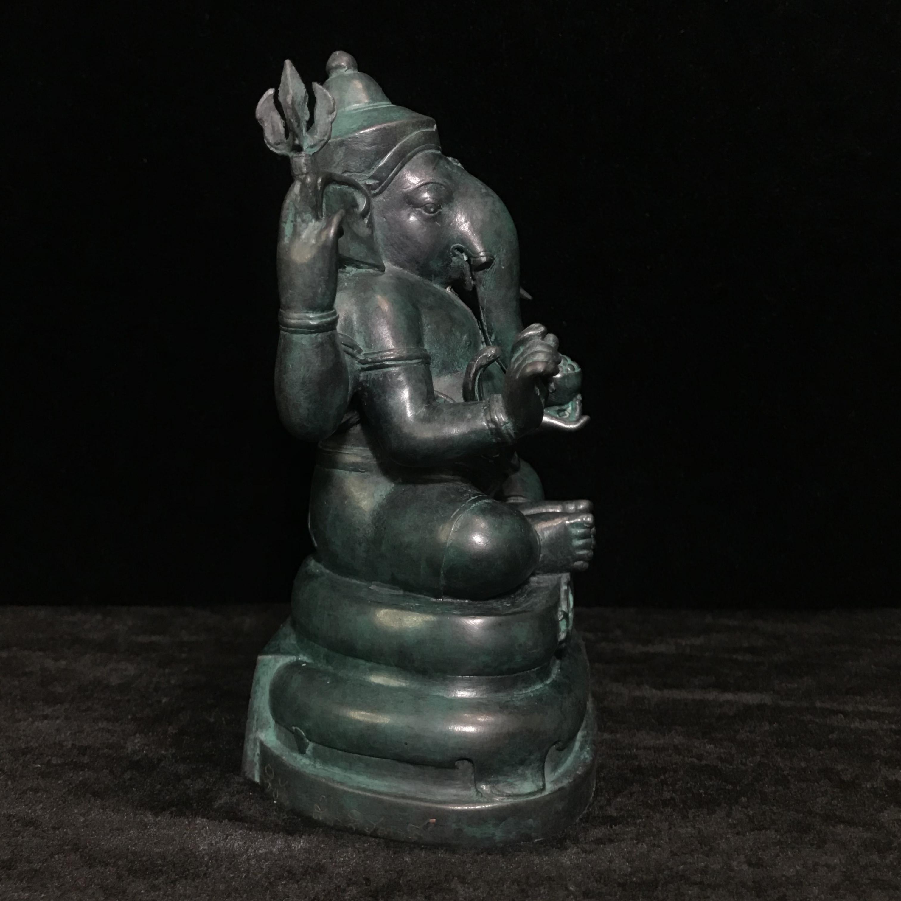 พระพิฆเนศวร 65 ปี คณะจิตรกรรม มหาวิทยาลัยศิลปากร ปี2551 ลอยองค์เนื้อสำริดขนาดหน้าตัก 3 นิ้ว(เนื้อสำริดเขียวพลาติน่า)