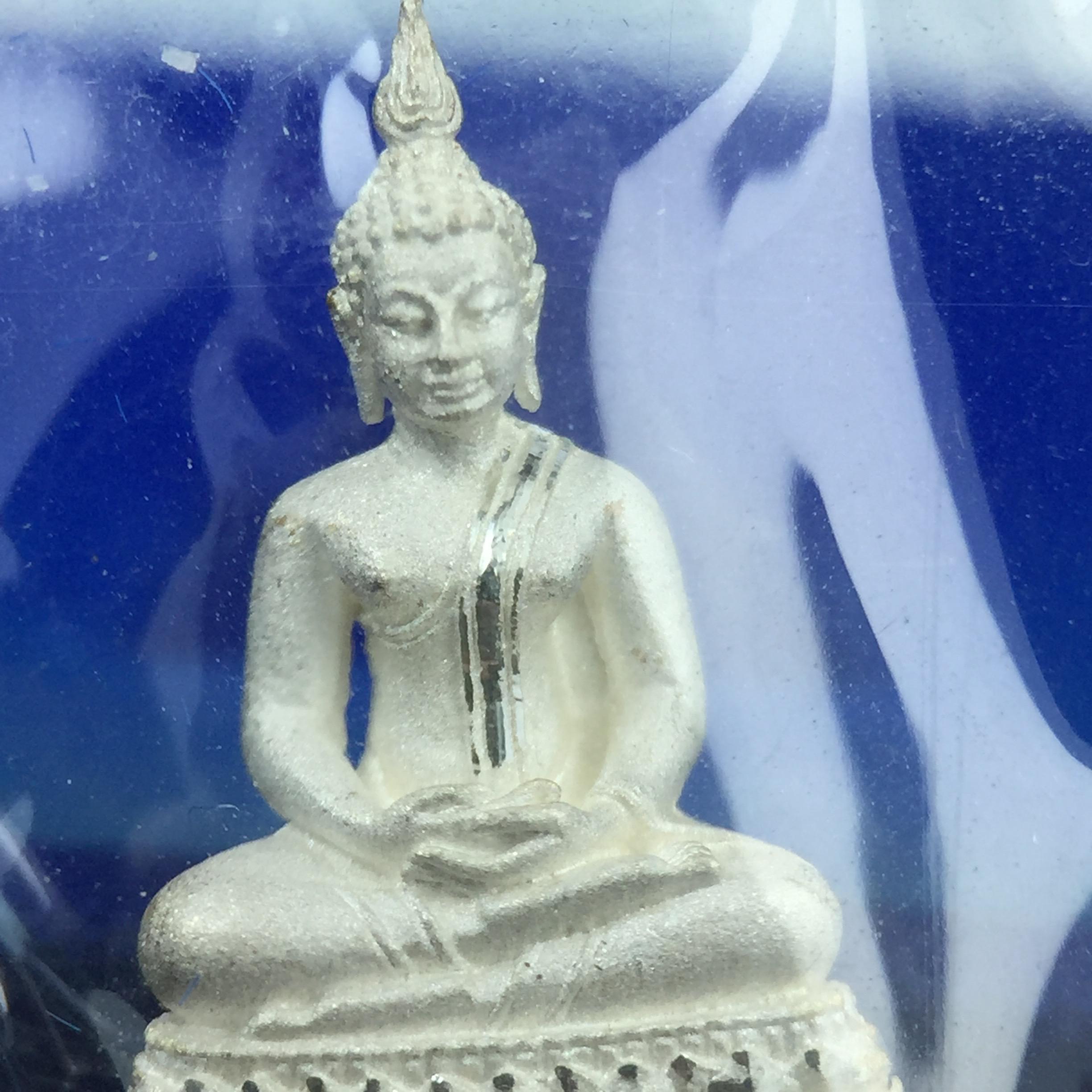 พระชัยวัฒน์พุทธสิหิงค์ ภปร. รุ่นสร้างหอพระธรรมศาสตร์ ปี2542 เนื้อเงิน(ผิวเดิม ซีนซองเดิม กล่องครบสวยสมบูรณ์) มหาพิธี 3วาระอันยิ่งใหญ่(ตอกโค๊ตและหมายเลข)1ใน 10000 องค์