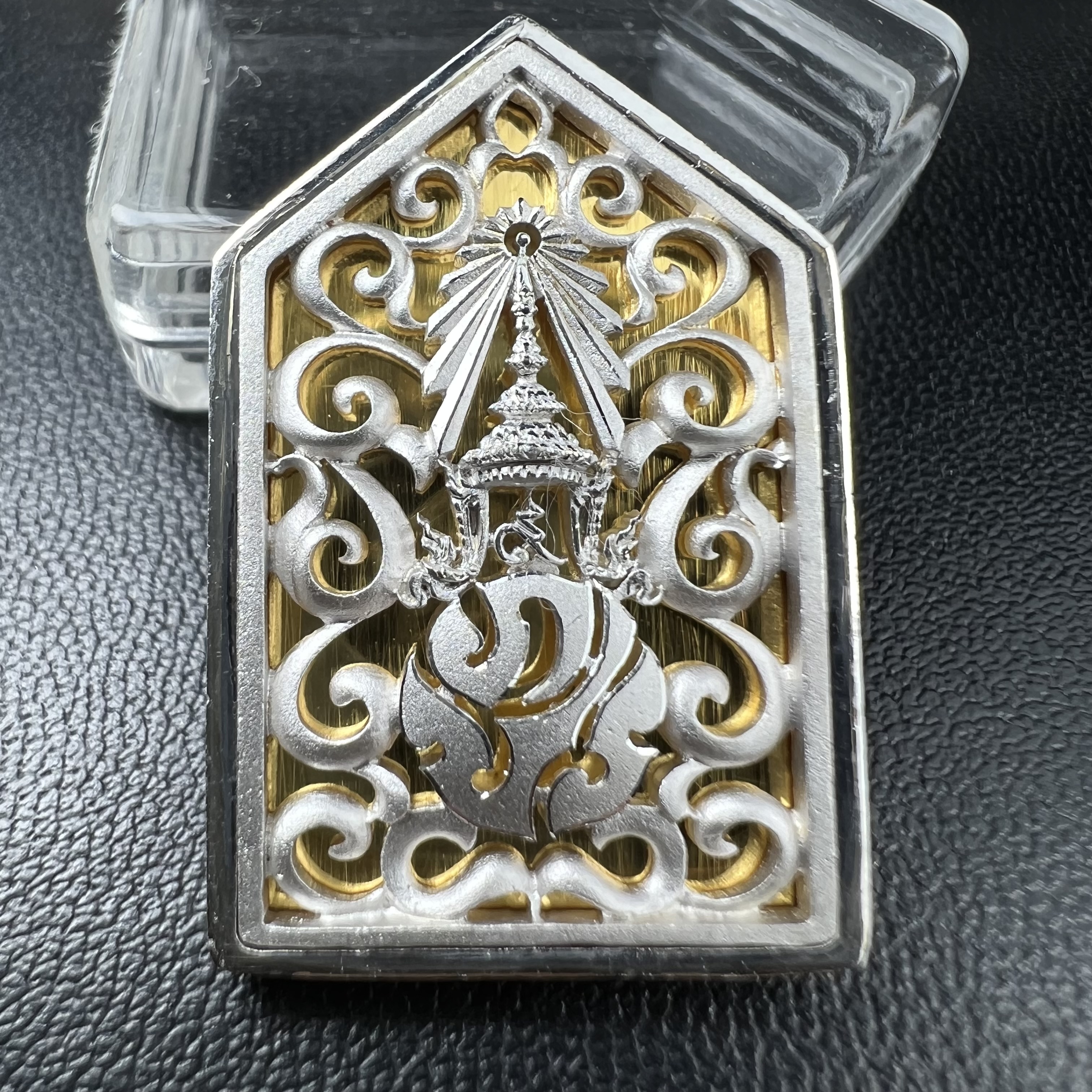 พระพุทธรูปคุ้มเกล้าฯ ภปร.(ใต้ร่มพระบารมี คุ้มเกล้า) 60ปี รพ.ภูมิพลฯ พ.ศ.2552 เหรียญเนื้อเงิน ชุบทองคำขาว(พิมพ์ รูปอาร์ม+รูปใบมะขาม+รูปห้าเหลี่ยม)(1ชุด 3 พิมพ์ ครบทุกแบบที่จัดสร้าง)1 ใน 5000 เหรียญ ครบชุดหายาก