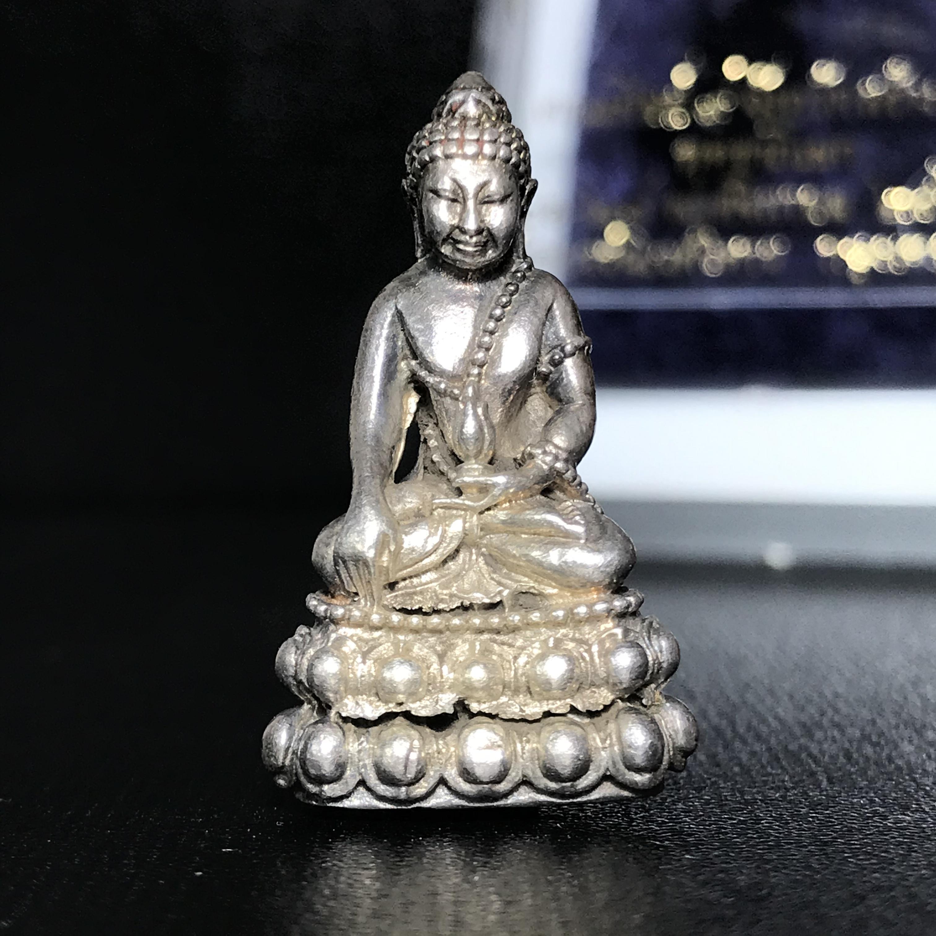 พระกริ่งภูริทัตโต (หลวงปู่มั่น ภูริทัตโต) เนื้อเงิน ปี 2520 สุดยอดพระเกจิสายวิปัสสนากรรมฐานปลุกเสก (สมเด็จพระญาณสังวรเป็นประธานเททอง)(สภาพสวยครบกล่องเดิม)