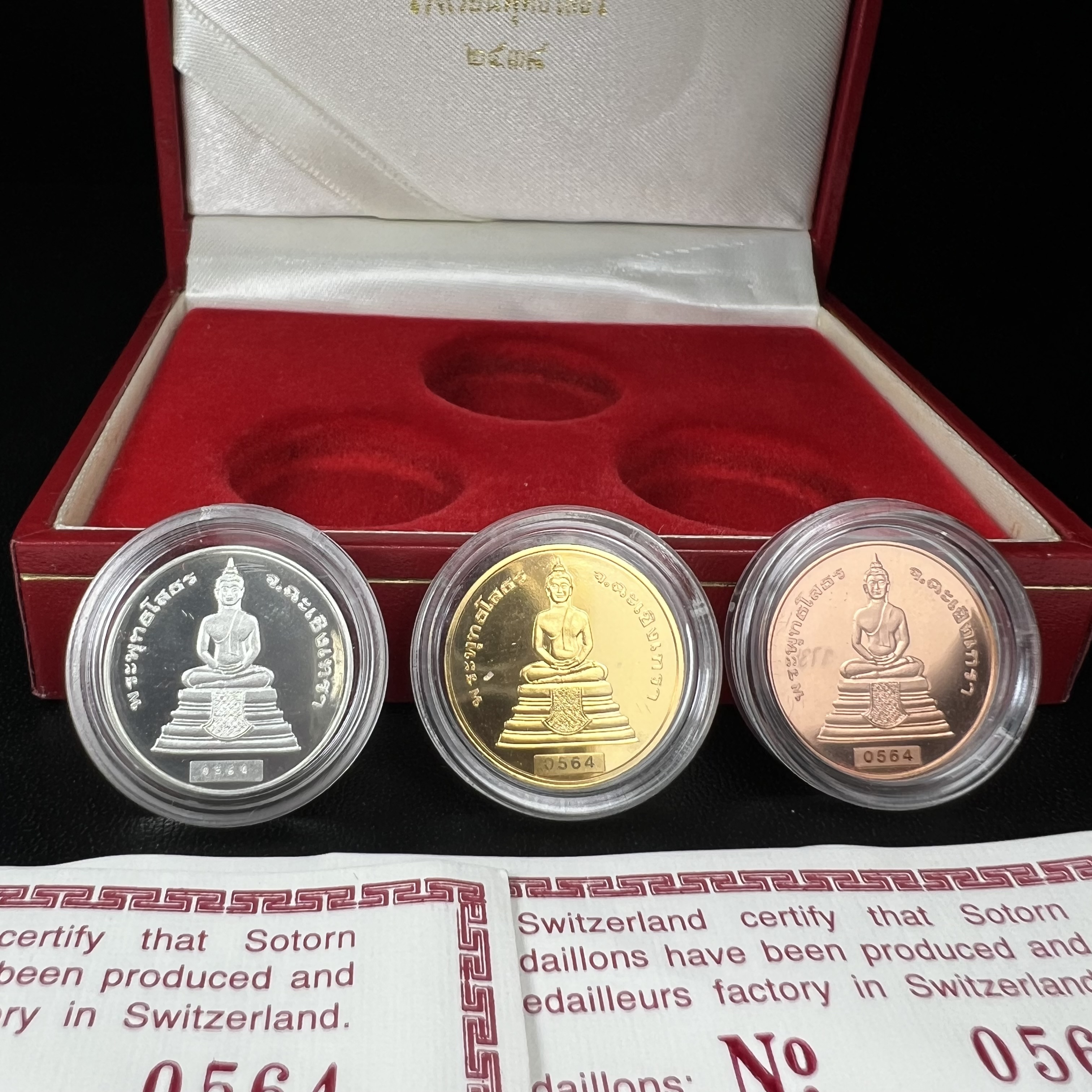 เหรียญพระพุทธโสธร-สมเด็จพระปิยมหาราช รุ่นกาญจนาภิเษก วัดสุทัศน์เทพวราราม ปี2538 ครบชุดสามกษัตริย์ 1 ชุดมี 3 เนื้อ (เงินขัดเงา+กะไหล่ทองขัดเงา+ทองแดงบริสุทธิ์ขัดเงา) ขนาด 19 มม. ครบชุดพิมพ์เล็กหมายเลขเดียวกันพร้อมกล่องและใบรับรองเดิม(1ใน 1000 ชุด หายากมาก)