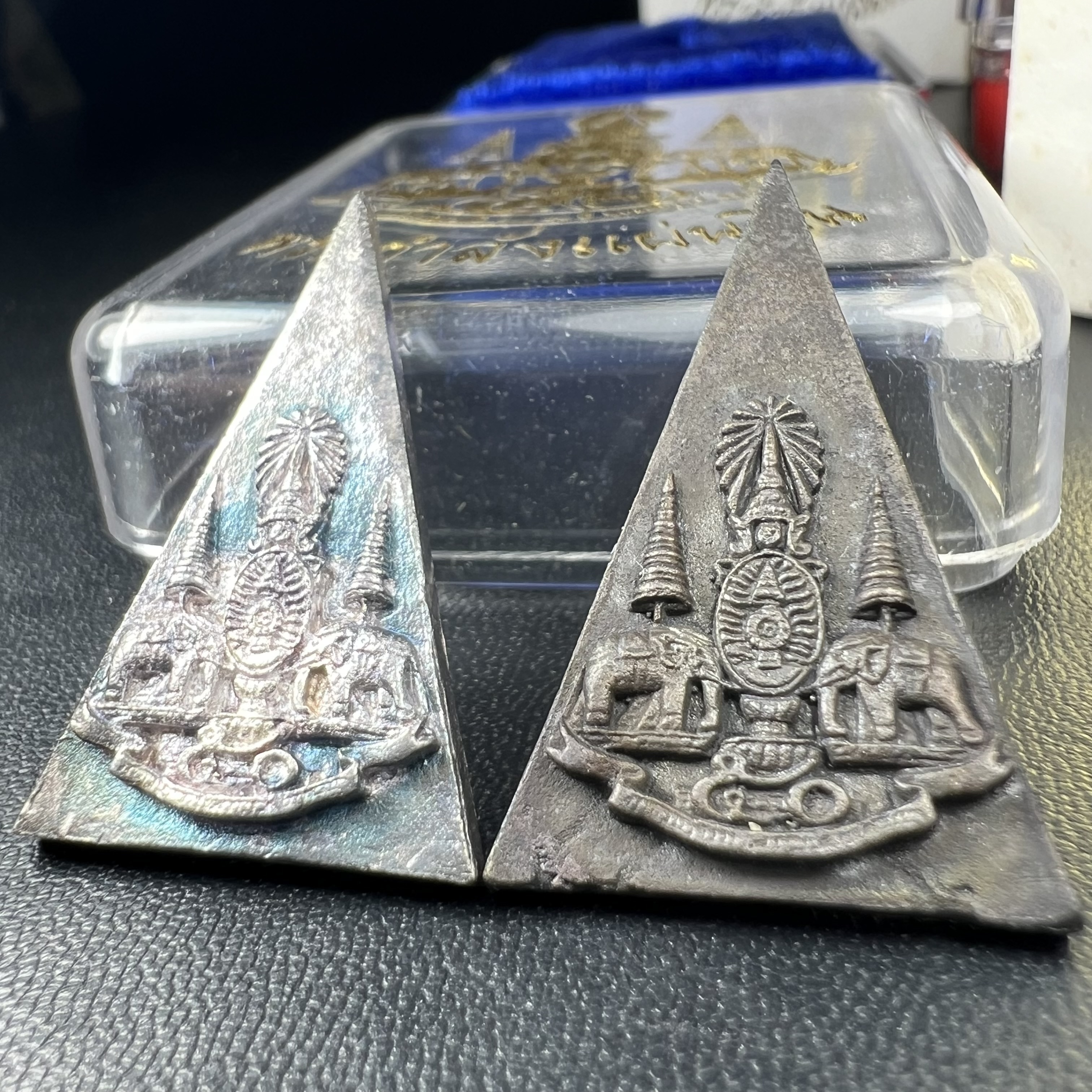 พระกำลังแผ่นดิน (สมเด็จจิตรลดา2) จัดสร้างเฉลิมพระเกียรติ ร.9 ครองราชย์ 50 ปี 2539 เนื้อเงิน(ผิวเดิมกลับดำ รุ้งๆสวย)+เนื้อนวโลหะ(สร้างน้อยหายาก)พร้อมกล่องบรรจุเดิมครบสมบูรณ์(1ใน2539องค์)