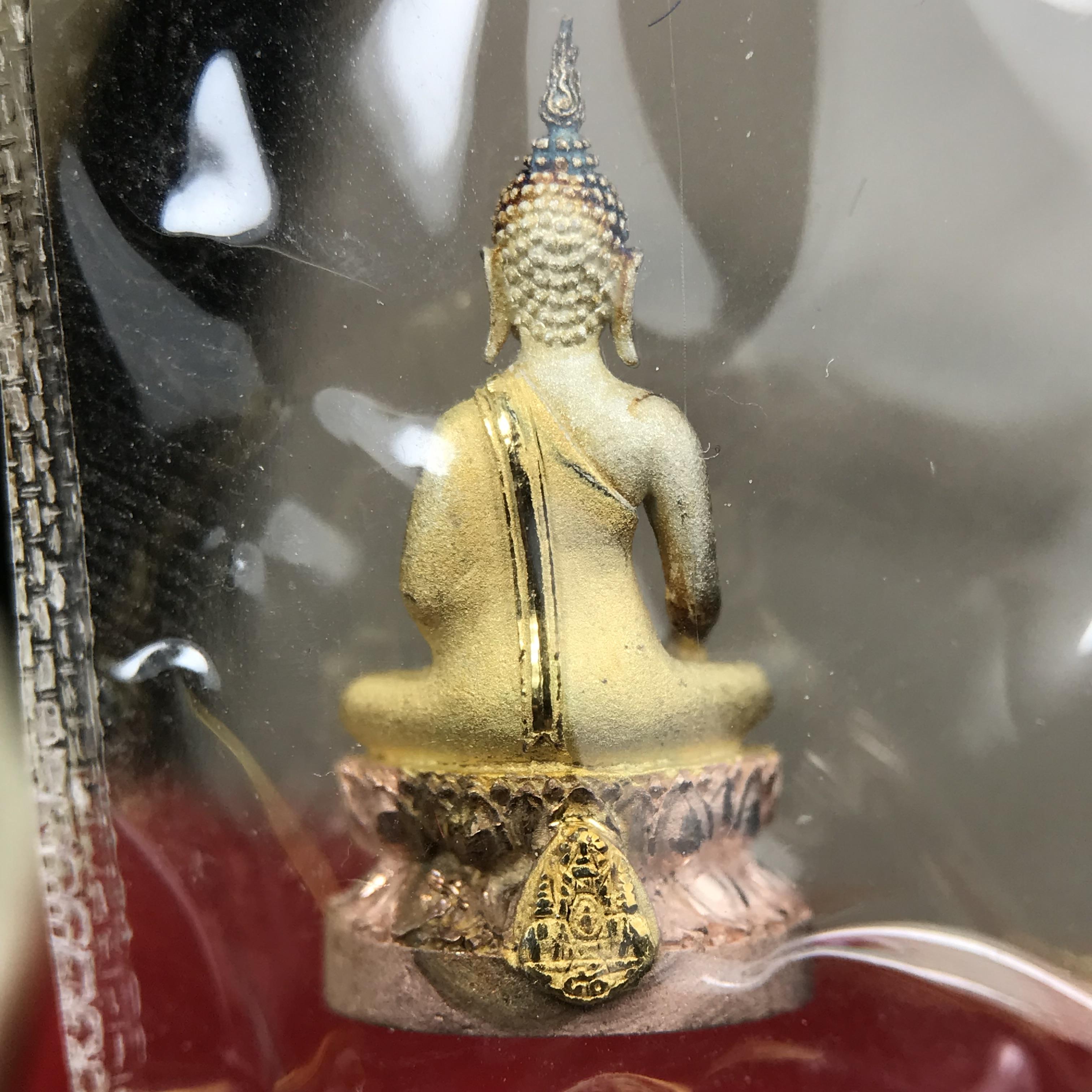 พระชัยวัฒน์พระพุทธนวราชบพิตร ครองสิริราชสมบัติครบ 50 ปี พ.ศ.2540 ขนาดสูง 1.9 ซม. เนื้อเงินสามกษัตริย์(ผิวเดิม)(ซีนซองเดิม) พร้อมกล่องบรรจุเดิมครบสมบูรณ์ 1ใน 9500 องค์(พุทธนวราชบพิตร นิมิตรหมายแห่งความสามัคคี ด้วยไมตรีแห่งองค์พระภูมิพล)