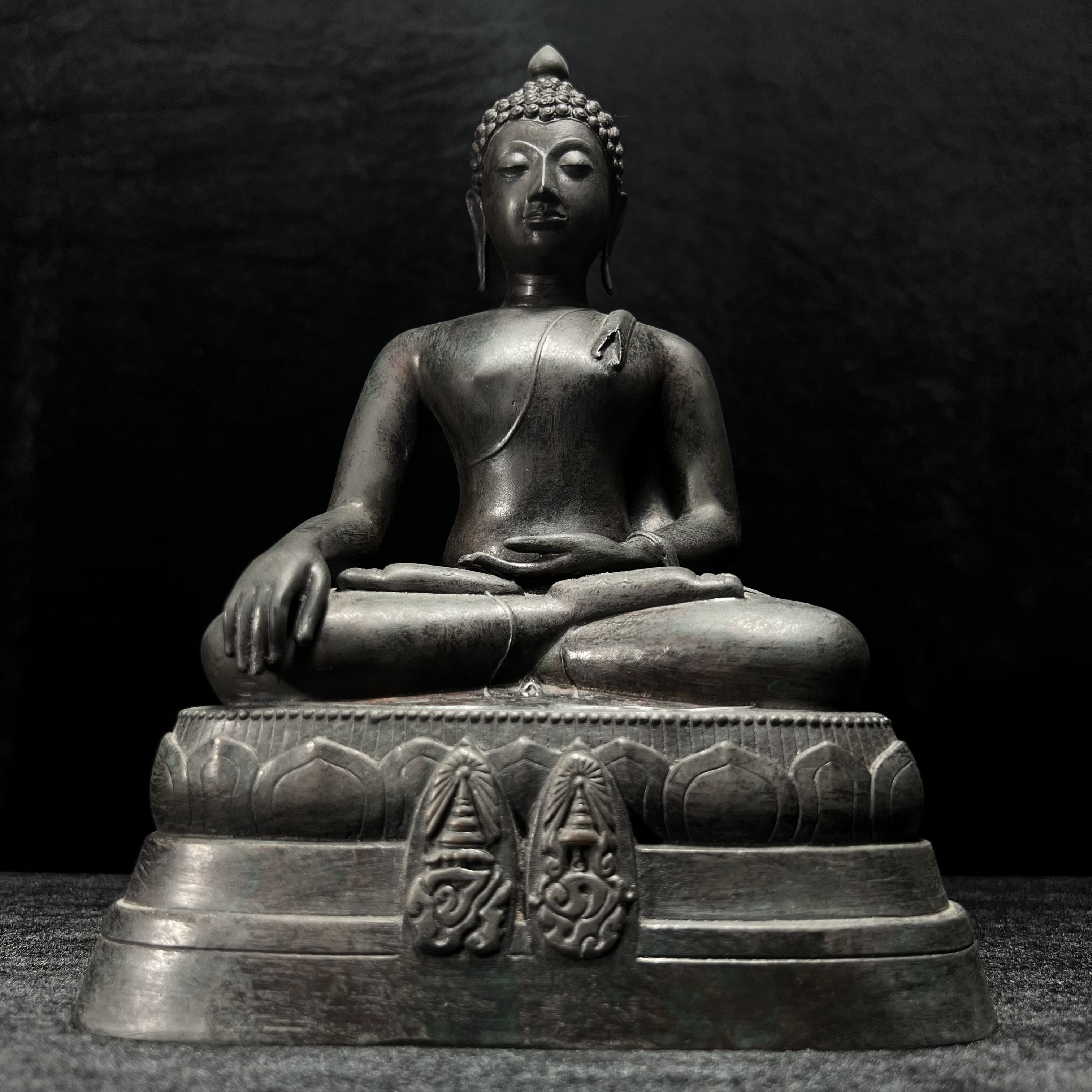 พระพุทธนรสีห์ จปร.+ภปร. ครบรอบ 100 ปี ธนาคารไทยพาณิชย์ ปี 2550 พระบูชาหน้าตัก 5 นิ้ว 2 ถอด(พร้อมตลับพระธาตุ) สมเด็จพระเทพรัตนราชสุดาฯ เสด็จเป็นองค์ประธานในพิธีเททอง(พุทธศิลป์งดงาม)ด้านหน้าฐานประดับด้วยตราสัญลักษณ์พระปรมาภิไธยย่อ