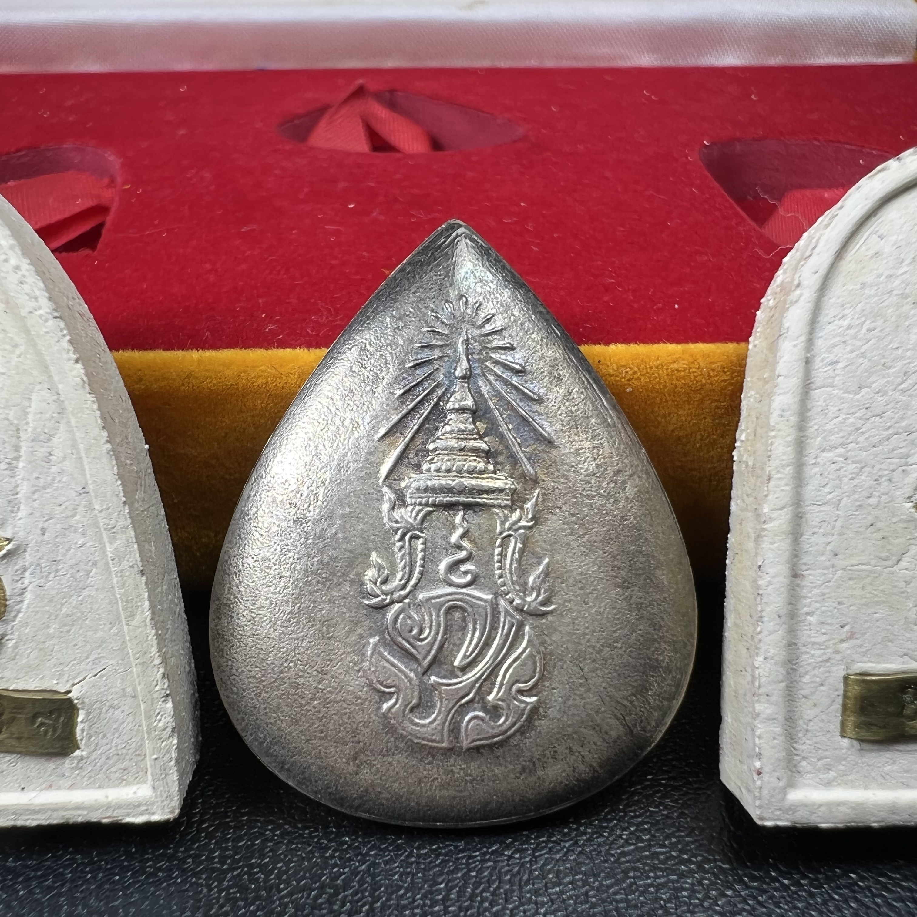 พระหลวงปู่ทวด ภปร.ปี2547 (เนื้อพิเศษกรรมการ)ทรงกลีบบัวและทรงกลีบขนุน เนื้อผงสมเด็จฯ(โรยผงตะไบ ชนวนเก่า) พร้อมเหรียญพระพุทธสิหธรรมมงคล ภปร. ทรงหยดน้ำ เนื้อเงินแท้ กล่องบรรจุเดิมครบ(1ชุด 3 องค์)(หายาก)