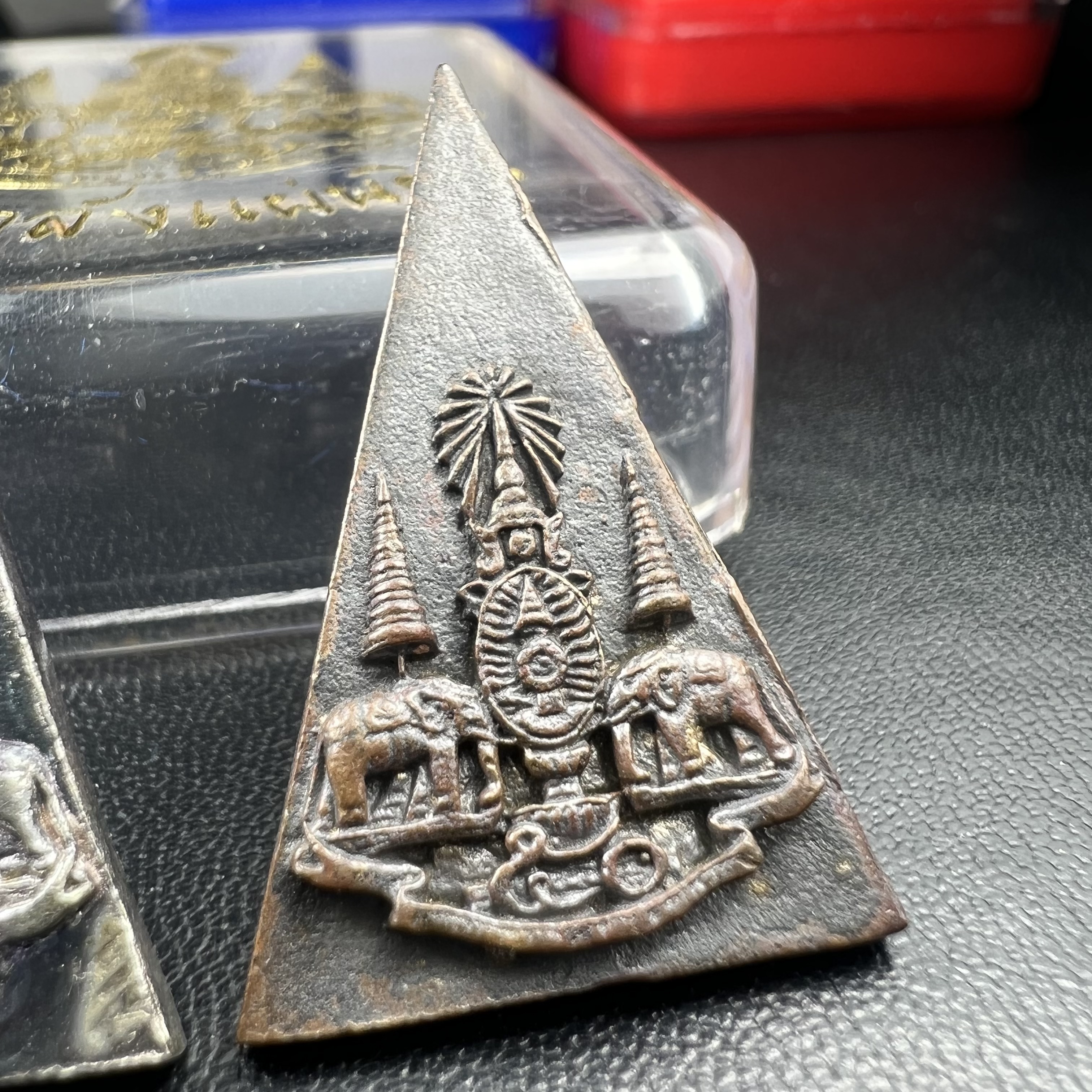 พระกำลังแผ่นดิน (สมเด็จจิตรลดา2) จัดสร้างเฉลิมพระเกียรติ ร.9 ครองราชย์ 50 ปี 2539 เนื้อเงิน(ผิวเดิมกลับดำ รุ้งๆสวย)+เนื้อนวโลหะ(สร้างน้อยหายาก)พร้อมกล่องบรรจุเดิมครบสมบูรณ์(1ใน2539องค์)