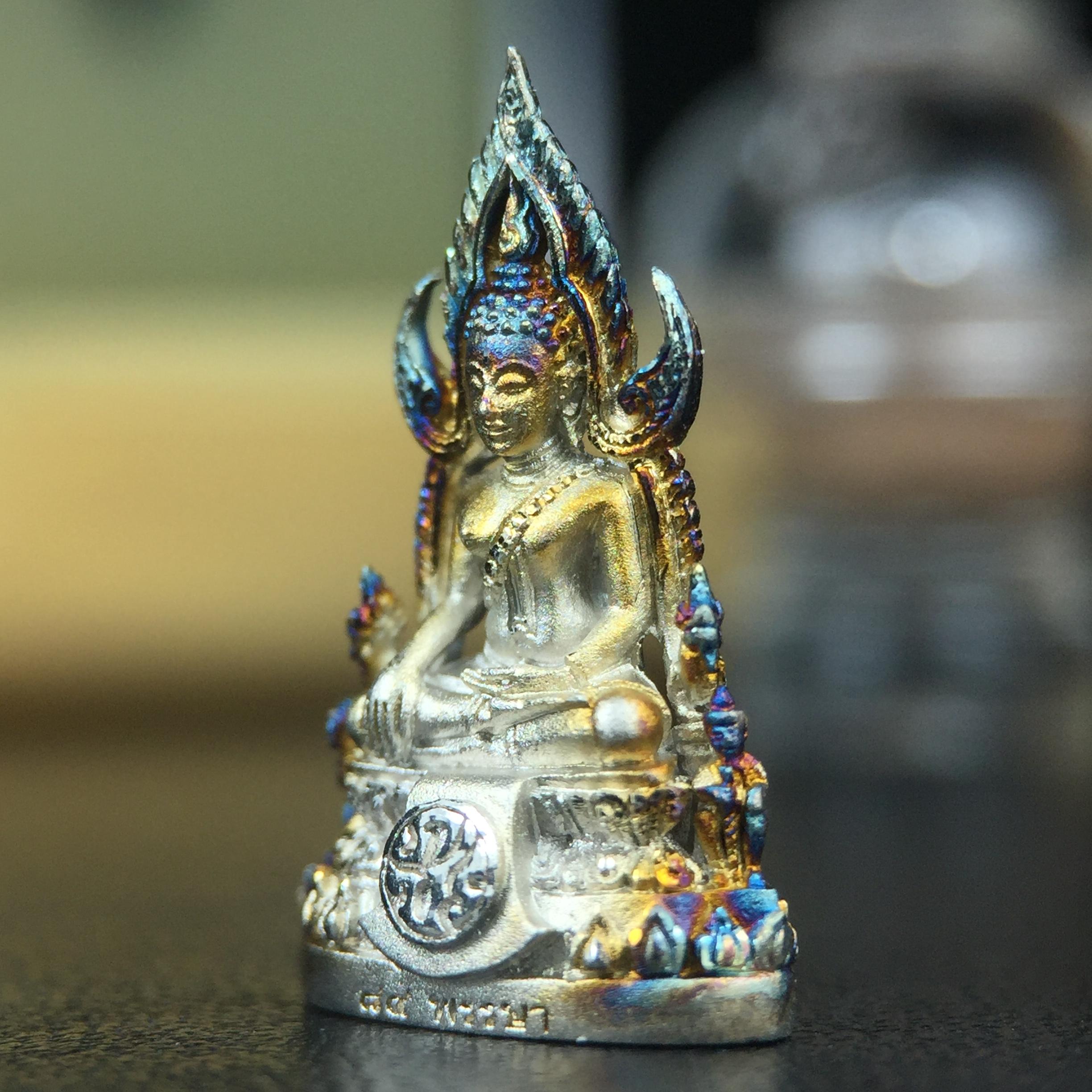 พระพุทธชินราช(จำลอง) ภปร. 84 พรรษา เนื้อเงินชุบทองคำขาว พิมพ์เล็กขนาดหน้าตัก 1/4 นิ้ว (สภาพผิวเดิมสวย ขึ้นสีรุ้งธรรมชาติ แบบนิยม)(พระราชทานมวลสาร จิตรลดาและเส้นพระเจ้า(เส้นผม))พุทธศิลป์ทรงคุณค่าอีกหนึ่งรุ่นยอดนิยม