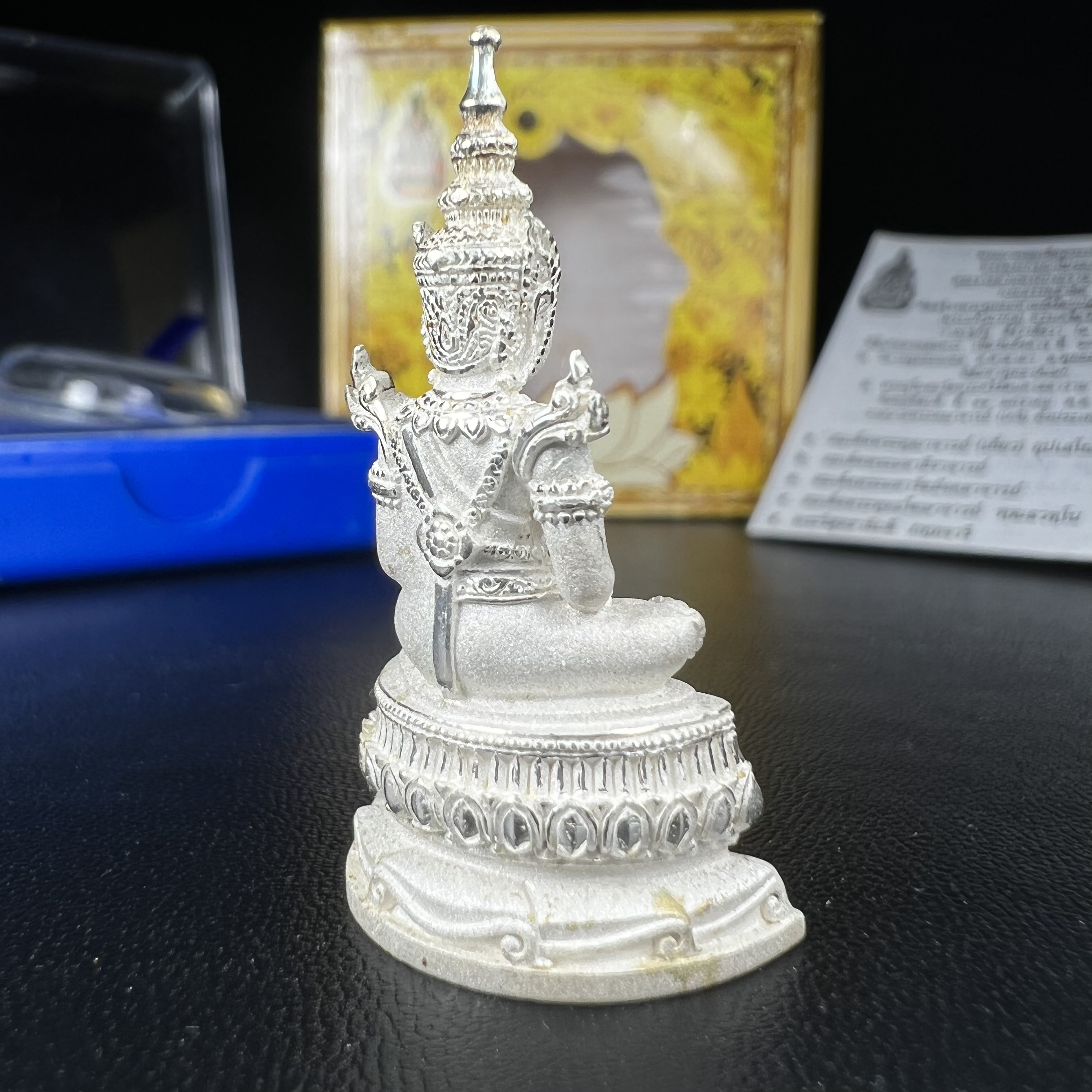 พระแก้วมรกต(จำลอง)ลอยองค์ ขนาดหน้าตัก 1/2 นิ้ว ทรงเครื่องฤดูร้อน เนื้อเงิน ตราสัญลักษณ์ฉลองสิริราชสมบัติ ครบ 60 ปี พ.ศ.2549(สภาพสวย ครบ สมบูรณ์))