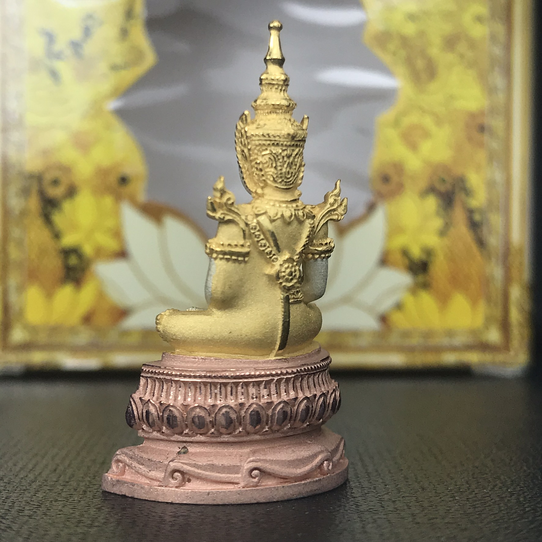 พระแก้วมรกต(จำลอง)ลอยองค์ ขนาดหน้าตัก 1/2 นิ้ว ทรงเครื่องฤดูร้อน เนื้อเงินสามกษัตริย์ ตราสัญลักษณ์ฉลองสิริราชสมบัติ ครบ 60 ปี พ.ศ.2549(สภาพสวย ครบ สมบูรณ์)