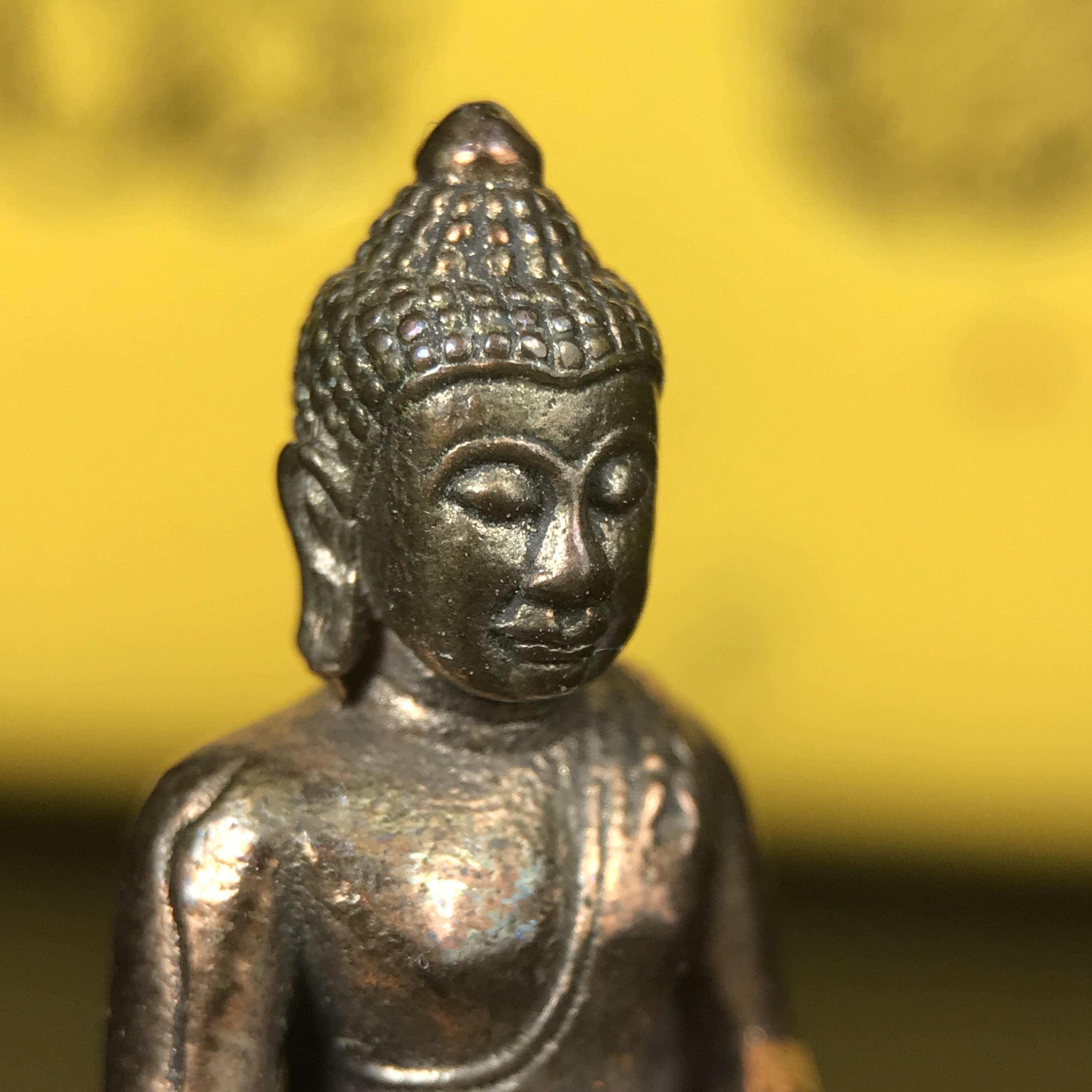 พระกริ่งพระพุทธนรสีห์ จปร.+ภปร. ครบรอบ 100 ปี ธนาคารไทยพาณิชย์ ปี 2550 พระกริ่งเนื้อนวโลหะพิเศษ(หล่อในพิธีเททอง)(หายาก)(พุทธศิลป์งดงาม)ด้านหน้าฐานประดับด้วยตราสัญลักษณ์ "จปร" และ "ภปร" (องค์เทหล่อในพิธีสร้างน้อย หายากมาก)1 ใน 1000 องค์