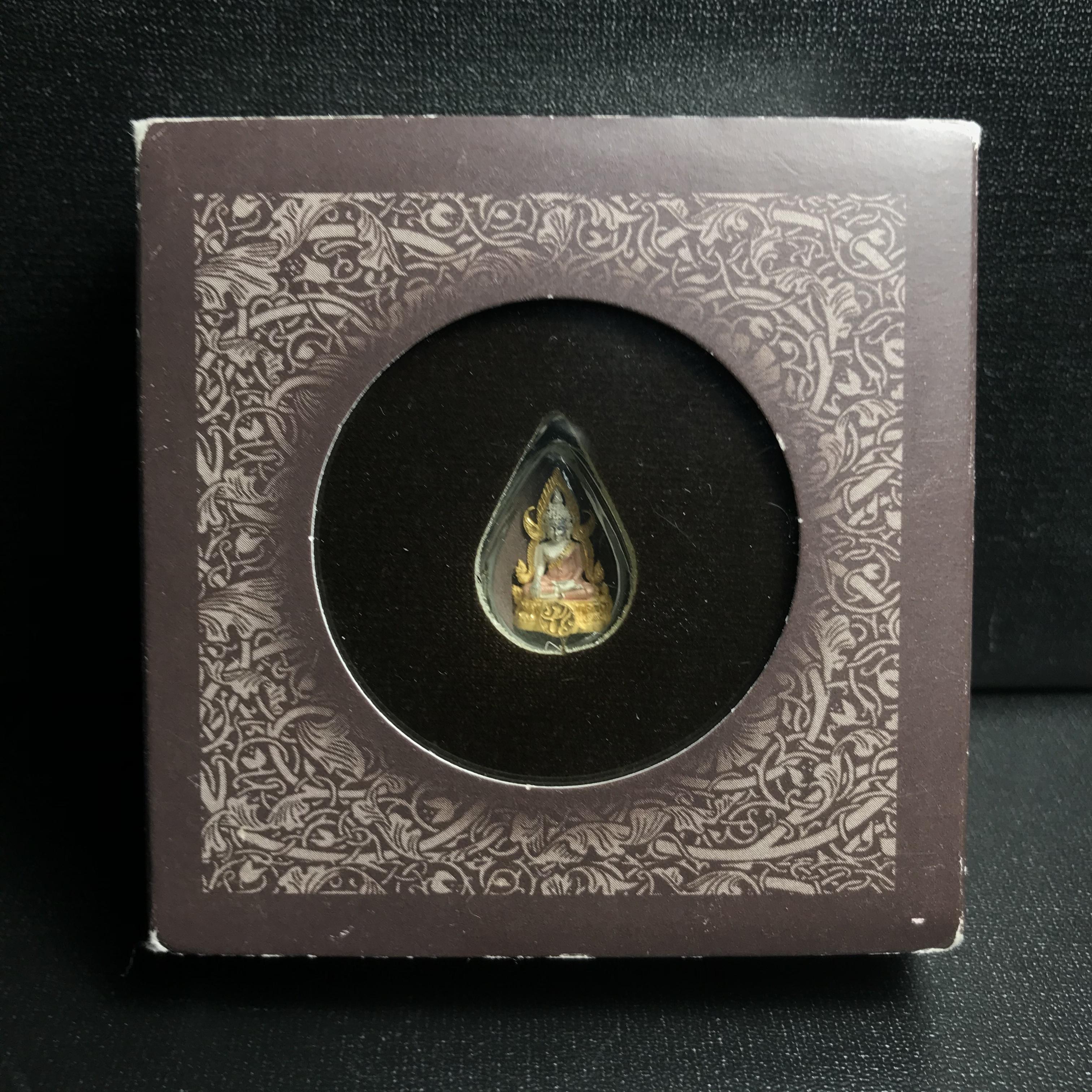 พระพุทธชินราช ภปร. โครงการ "เพราะแผ่นดินนี้ คือ แผ่นดินเกิด" ปี2548(รุ่นแรก) ลอยองค์ หน้าตัก 1/4 นิ้ว เนื้อเงินสามกษัตริย์(สภาพคัดสวย กล่องบรรจุเดิมครบ)