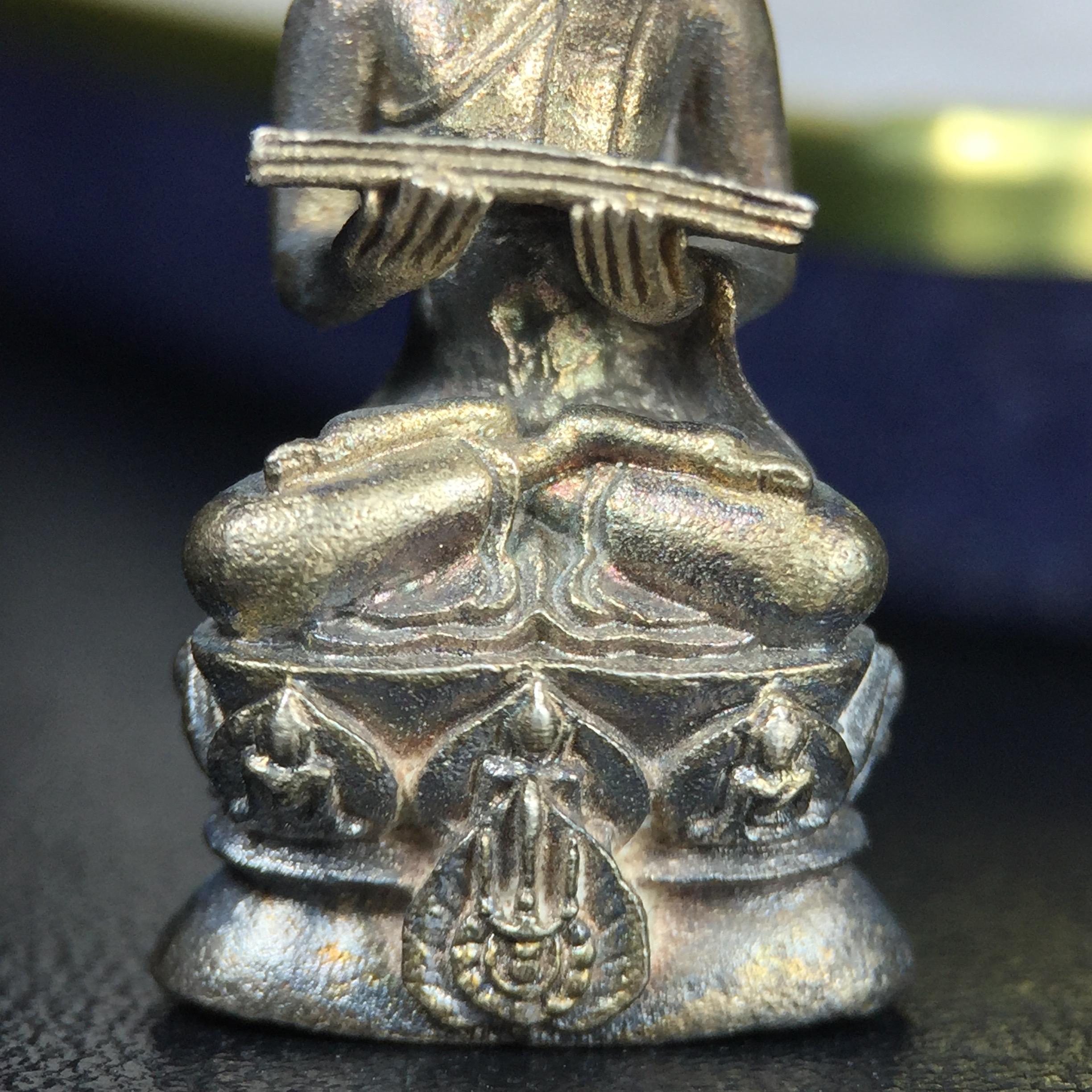 พระกริ่งปรมานุชิตชิโนรส วัดพระเชตุพนวิมลมังคลาราม(วัดโพธิ์) ปี2533 เนื้อเงิน ( ในหลวงรัชกาลที่9เสด็จเททอง)พิธีใหญ่ งดงามด้วยพุทธศิลป์เปี่ยมด้วยพุทธคุณ อีกหนึ่งรุ่นที่แนะนำสะสมบูชา