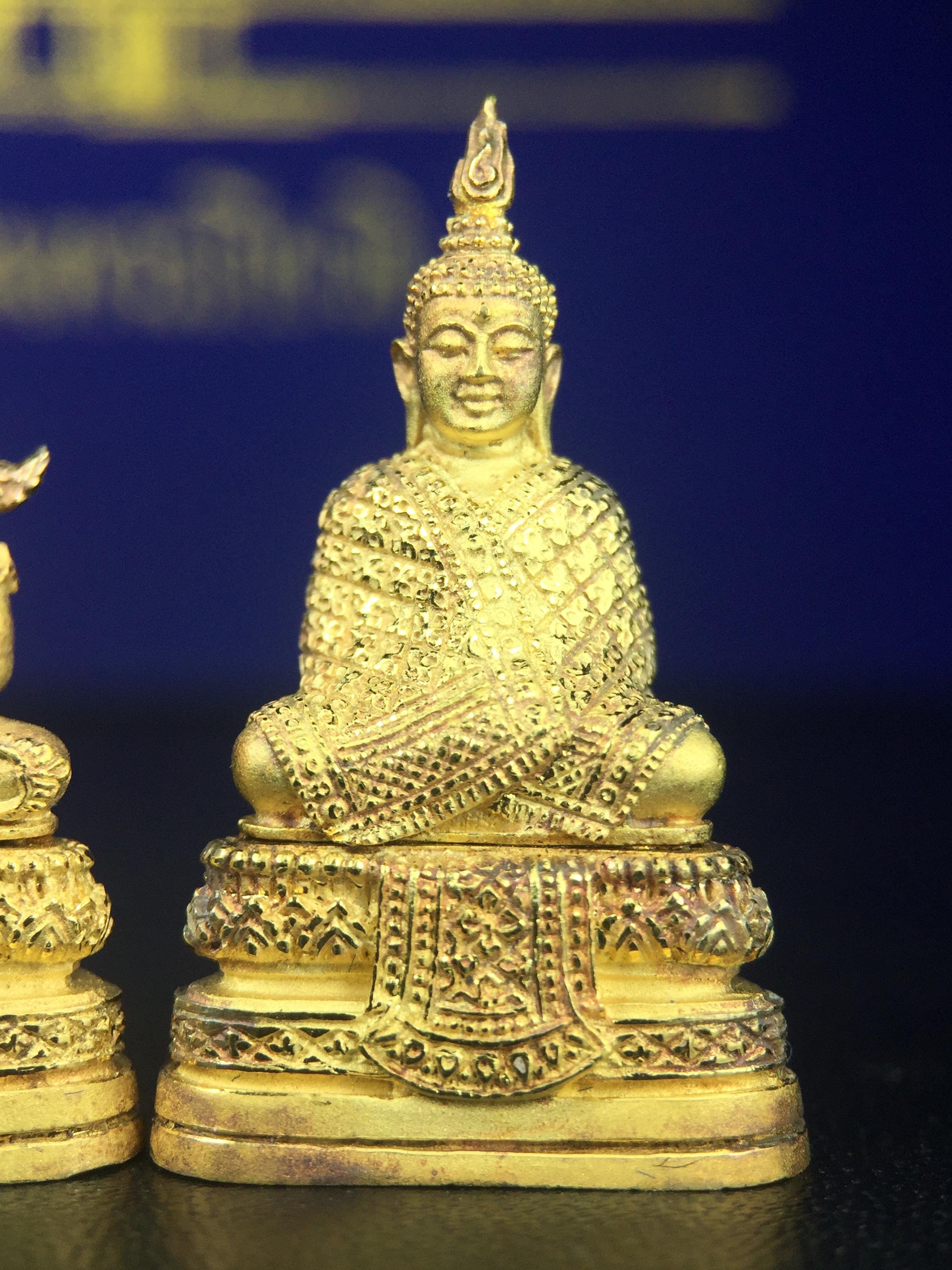 พระพุทธมหามณีรัตนปฎิมากร(พระแก้วมรกต)รุ่น เฉลิมพระเกียรติ วัดพระศรีรัตนศาสดารามราม(วัดพระแก้ว) ปี2543 เนื้อเงินชุบทองพ่นทรายขัดเงาบางส่วน พิมพ์ใหญ่ลอยองค์ ชุด 3 ฤดู ตอกโค๊ตหมายเลขเดียวกันทั้ง3องค์ ชุดหมายเลข( ช147)สภาพผิวสวยดุจทองคำกล่องบรรจุเดิมครบ