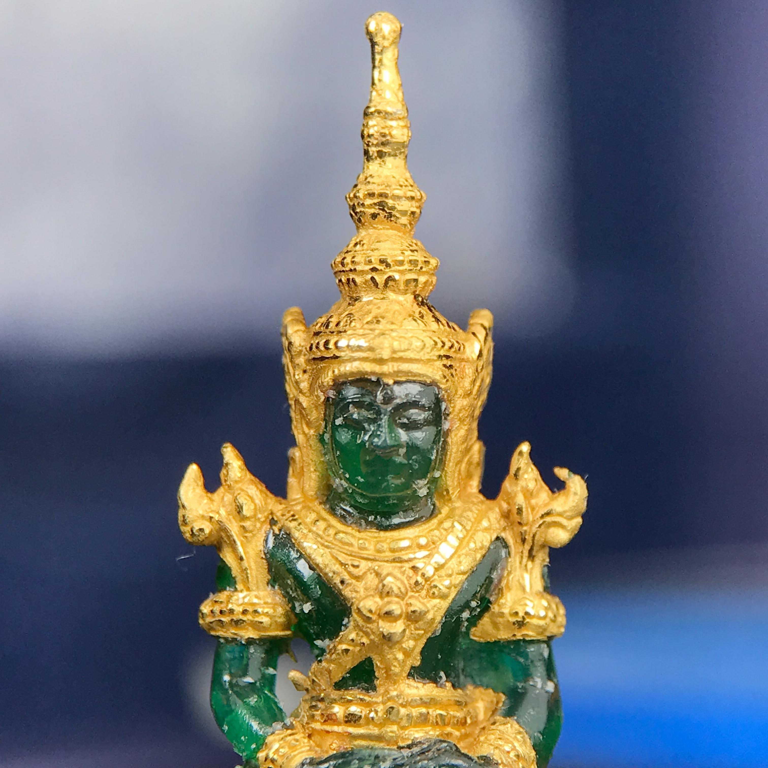 พระแก้วมรกต ภปร. จัดสร้างโดย รพ.ภูมิพลฯ ปี2547 ลอยองค์ขนาดหน้าตัก 1/2 นิ้ว เนื้อเรซิ่นหุ้มทองคำ99.99 งดงามทรงคุณค่าอีกหนึ่งรุ่นยอดนิยม หายาก