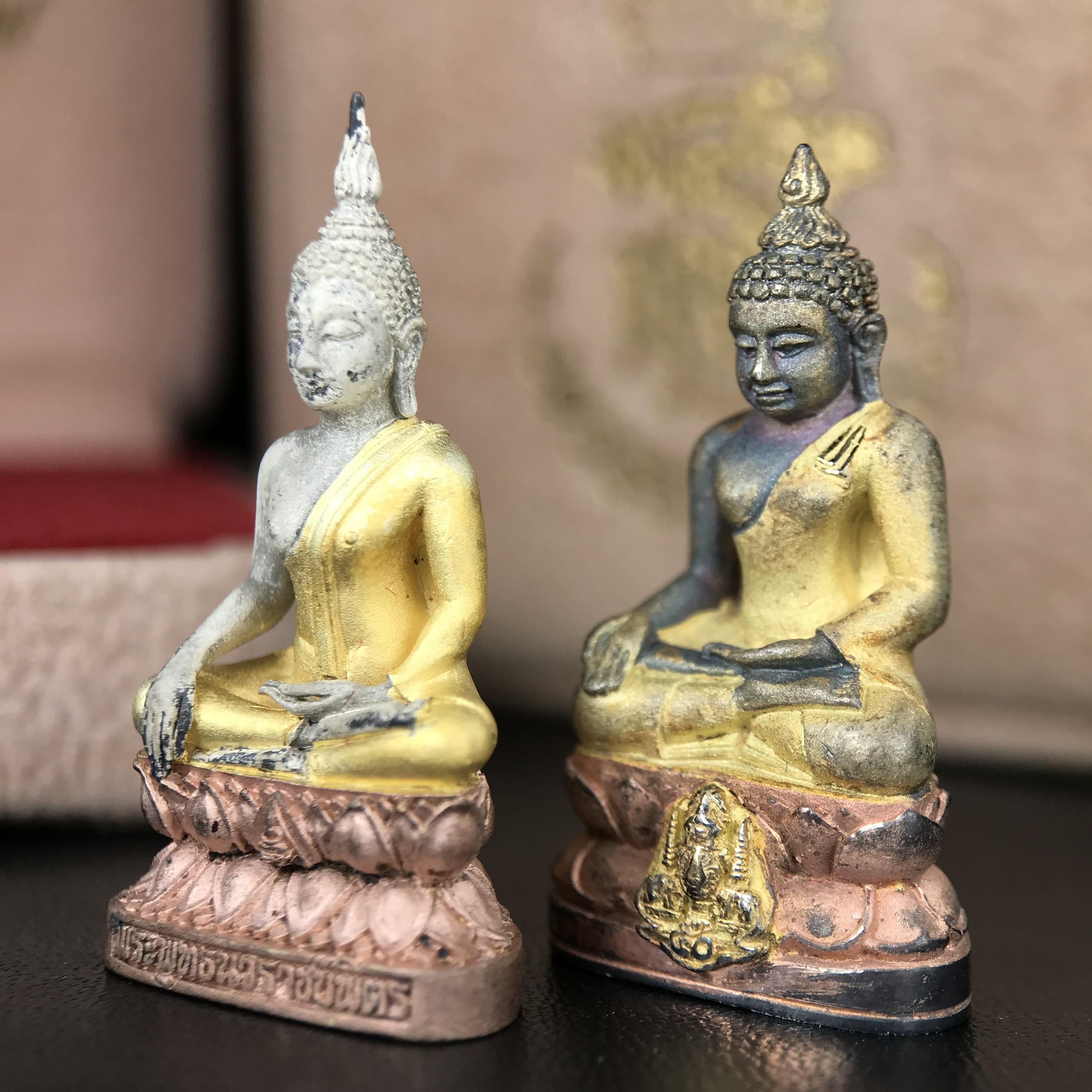 พระกริ่งพระพุทธนวราชบพิตร+พระกริ่งไพรีพินาศ ตรากาญจนาภิเษกครองสิริราชสมบัติครบ 50 ปี รัชกาลที่9 ปี2540 เนื้อเงินสามกษัตริย์(ผิวเดิมสวย ครบ สมบูรณ์)พร้อมกล่องบรรจุเดิมครบ ***ครบชุดพระราชทานทั้งสององค์ นานทีจะมีมาคู่กันครับ(หายาก)***