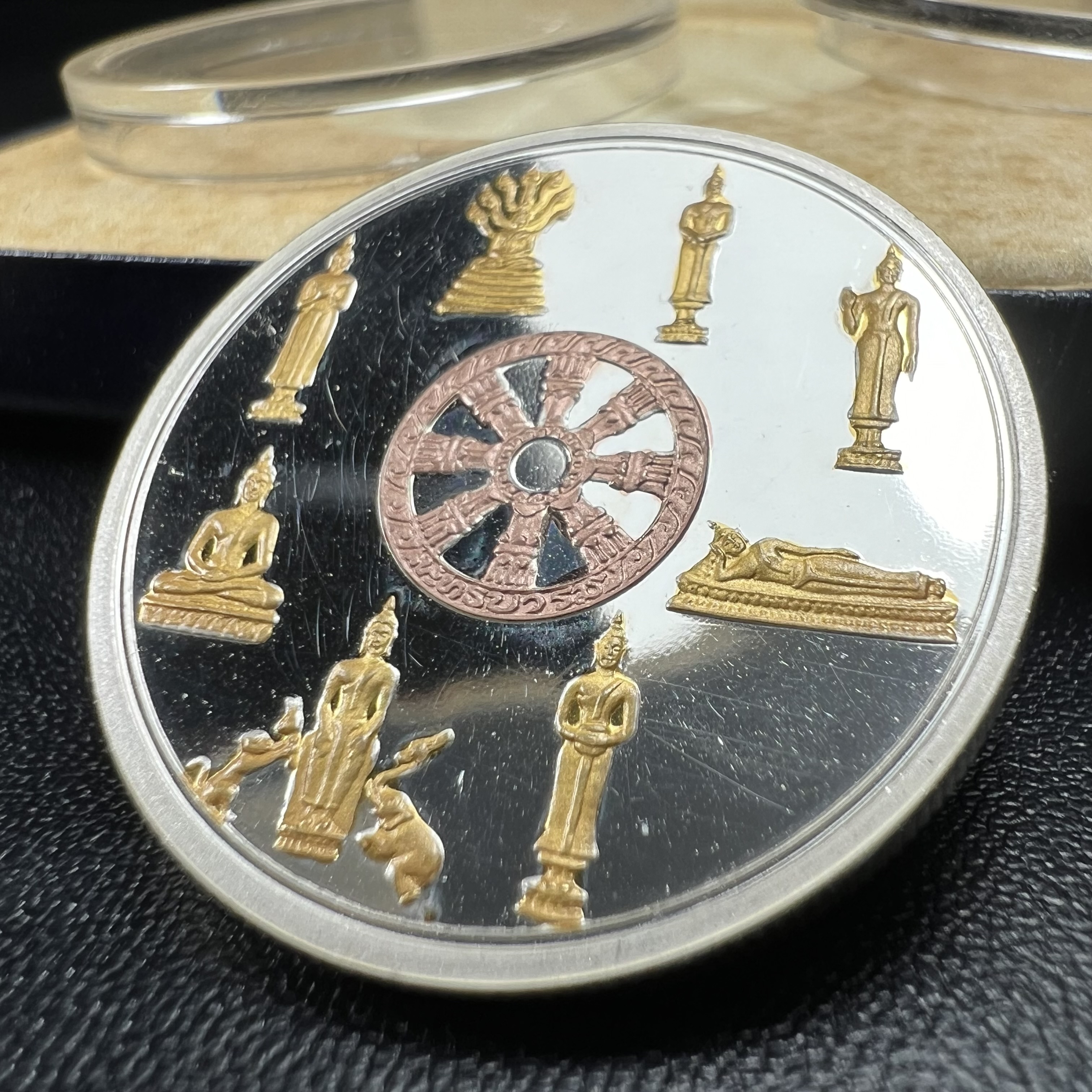 เหรียญพระแก้วมรกต พระพุทธชินราช พระพุทธโสธร รุ่นพุทธบารมี ปี 2540 เนื้อเงินขัดเงา 99.9% ชุบ 3 กษัตริย์ พร้อมกล่องบรรจุเดิม พิธีพุทธาภิเษก 2 พิธี มหามงคล (พระพุทธคู่บ้านคู่เมือง รูปแบบเหรียญสวยงดงามมาก พิธีใหญ่ เป็นที่นิยม)สร้างน้อยหายาก 1 ใน 500 เหรียญ