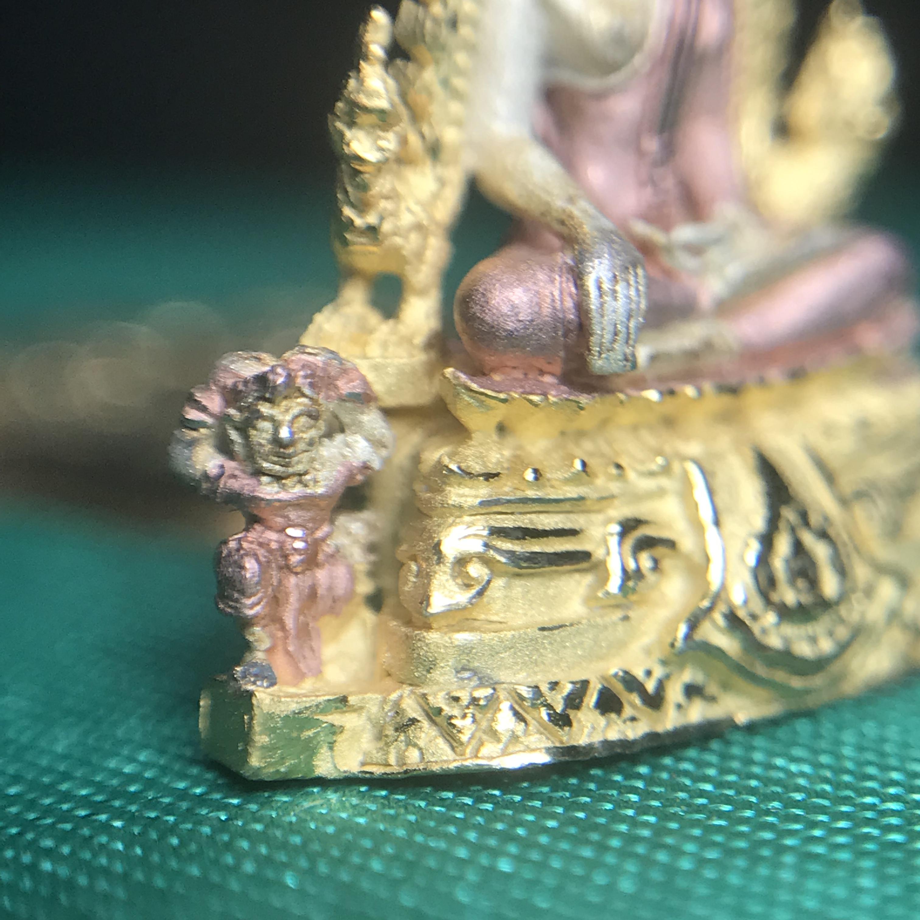 พระพุทธชินราช ภปร. ในวโรกาสพระราชพิธีมหามงคล เฉลิมพระชนมายุ6รอบ 5ธันวาคม2542) เนื้อเงินสามกษัตริย์ พิมพ์ขนาดกลาง พร้อมกล่องบรรจุ