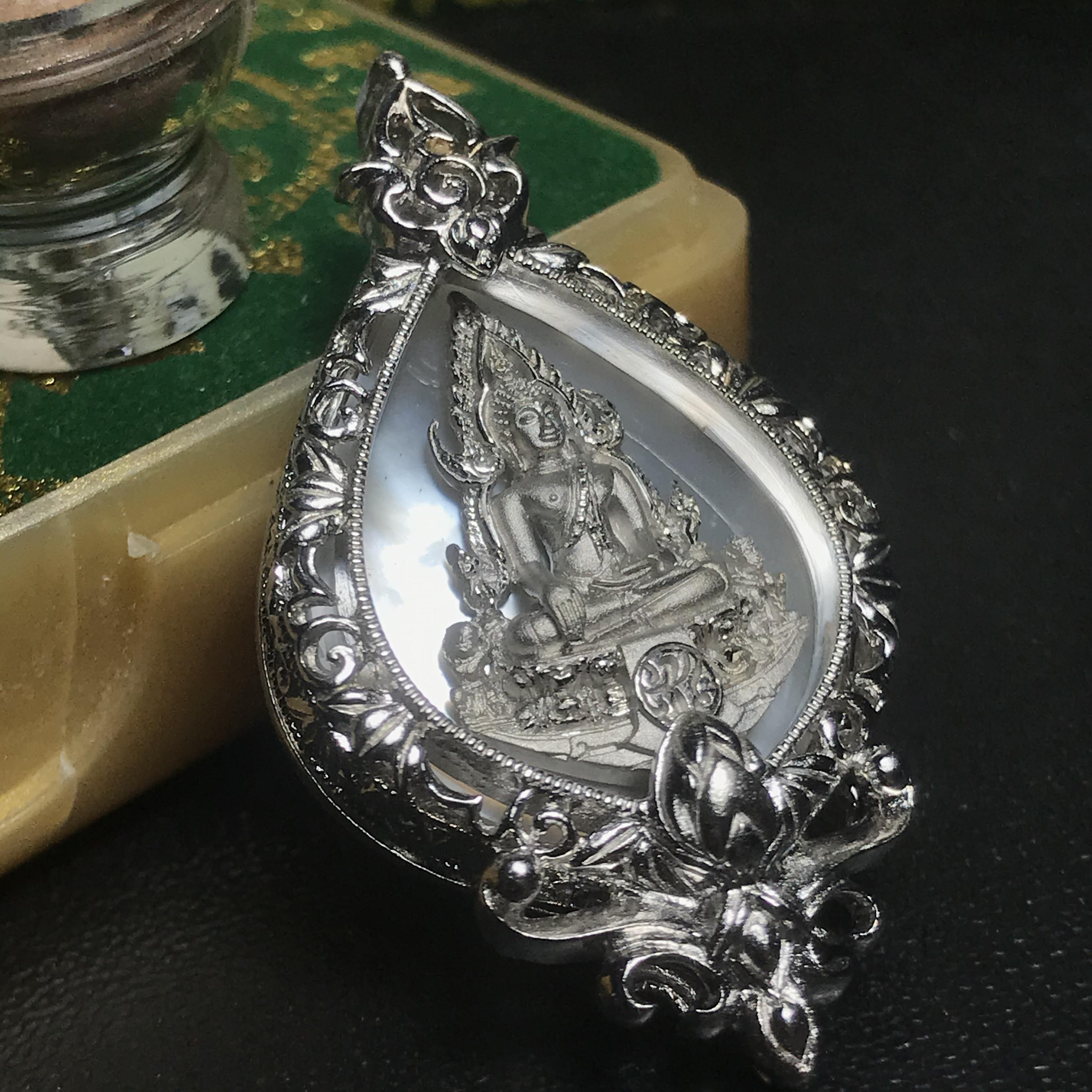 พระพุทธชินราช(จำลอง) ภปร. 84 พรรษา ทรงหยดน้ำ เนื้อเงินชุบทองคำขาว ขนาด 20*36 มม. (พระราชทานมวลสาร จิตรลดาและเส้นพระเจ้า(เส้นผม)รัชกาลที่9)งดงาม ทรงคุณค่า หายาก