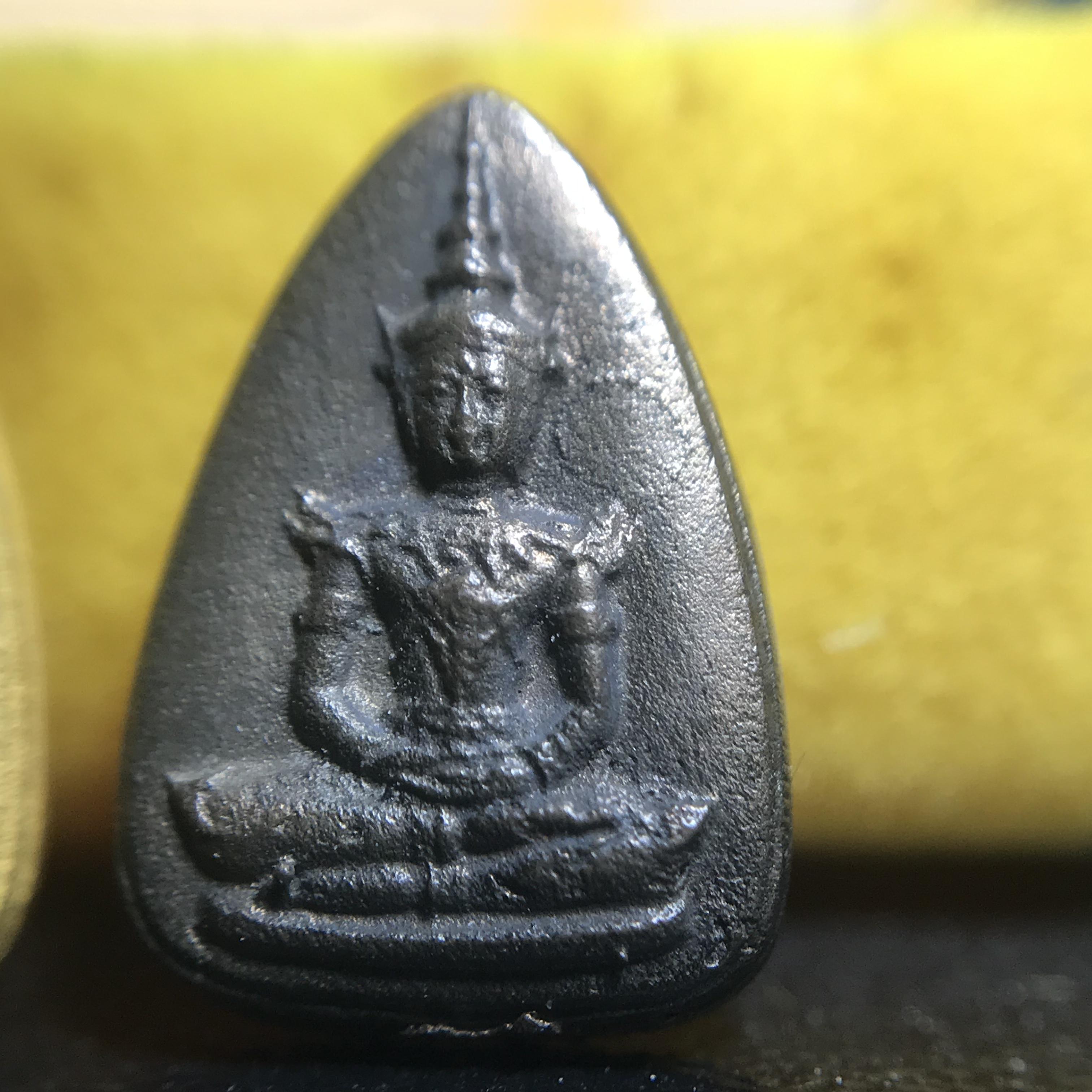 พระแก้วมรกต หลัง สก. รุ่น 60 พรรษามหาราชินี ปี 2537 ชุดกรรมการทองคำ พิมพ์เล็ก เหรียญหล่อทรงหยดน้ำครบชุดพร้อมกล่องบรรจุเดิม หายาก