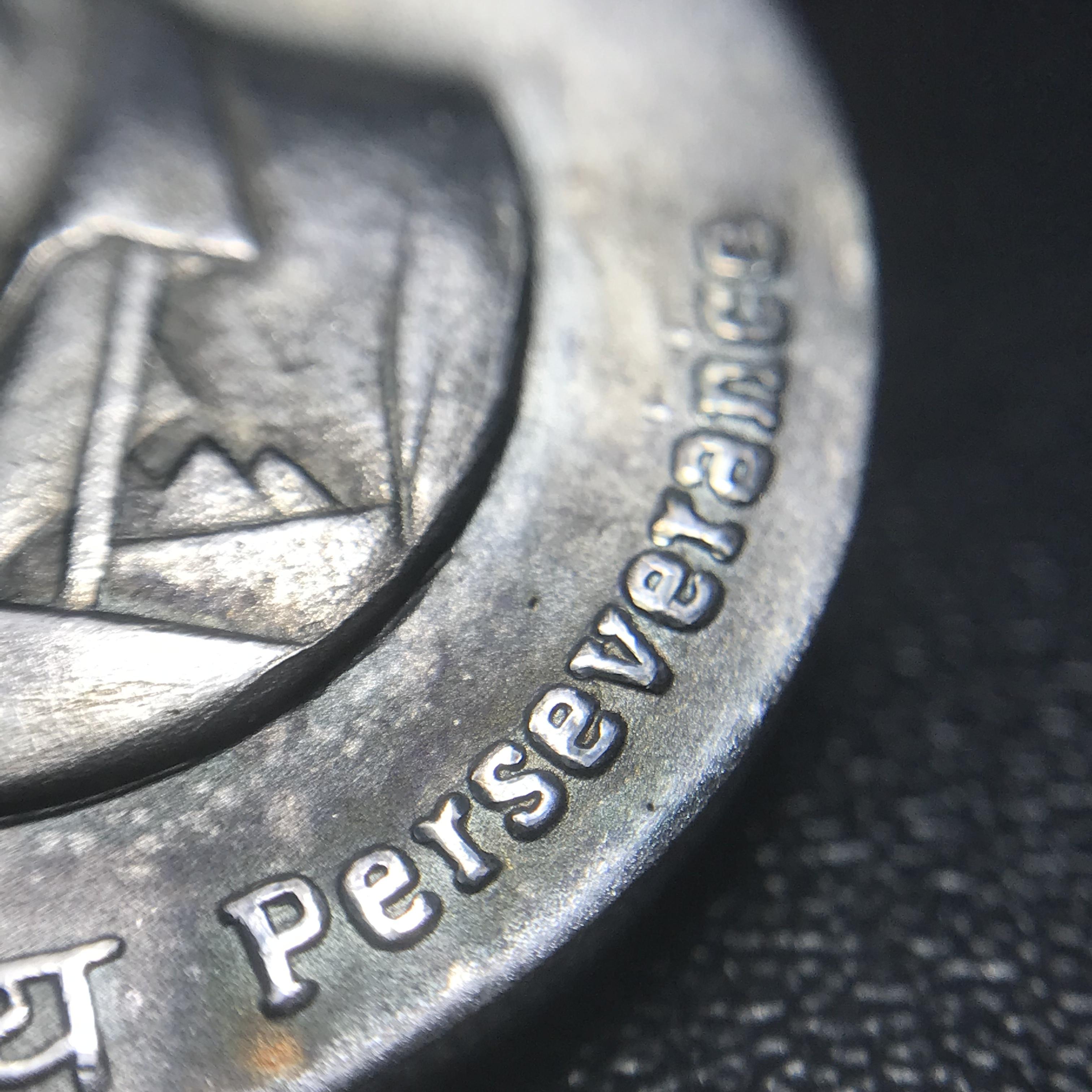 เหรียญพระมหาชนก ปี2539(รุ่นแรก) เนื้อเงิน พิมพ์ใหญ่บล็อกนิยมหายากสุดในรุ่น(วงเดือน คอจุด) ผิวเดิมสีรุ้งธรรมชาติแบบนิยม พร้อมหนังสือสภาพสวยครบชุด