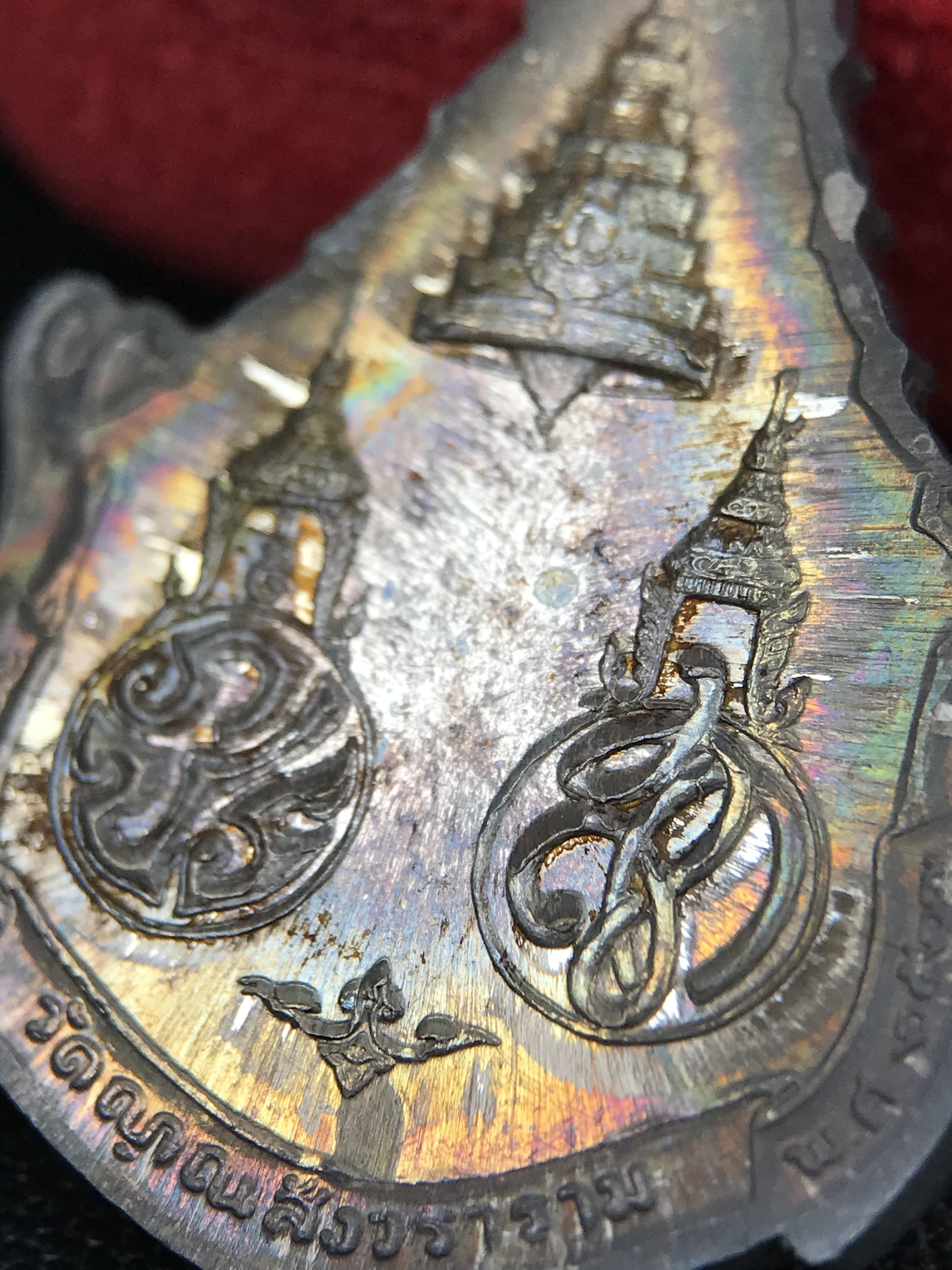 เหรียญพระพุทธญาณนเรศวร์ รุ่นแรก หลังพระปรมาภิไธย ภปร.และ สก.วัดญาณสังวราราม จ.ชลบุรี ปี 2527 เนื้อเงิน(ผิวเดิม ขึ้นรุ้งผิวน้ำทองกระจายทั่วเหรียญสวยมาก)ขนาด 2.3 x 3.8 ซม. พร้อมกล่องเดิม สมเด็จพระญาณสังวร ประธานในพิธีมหาพุทธาภิเษก(เนื้อเงินพบเจอน้อย หายาก)