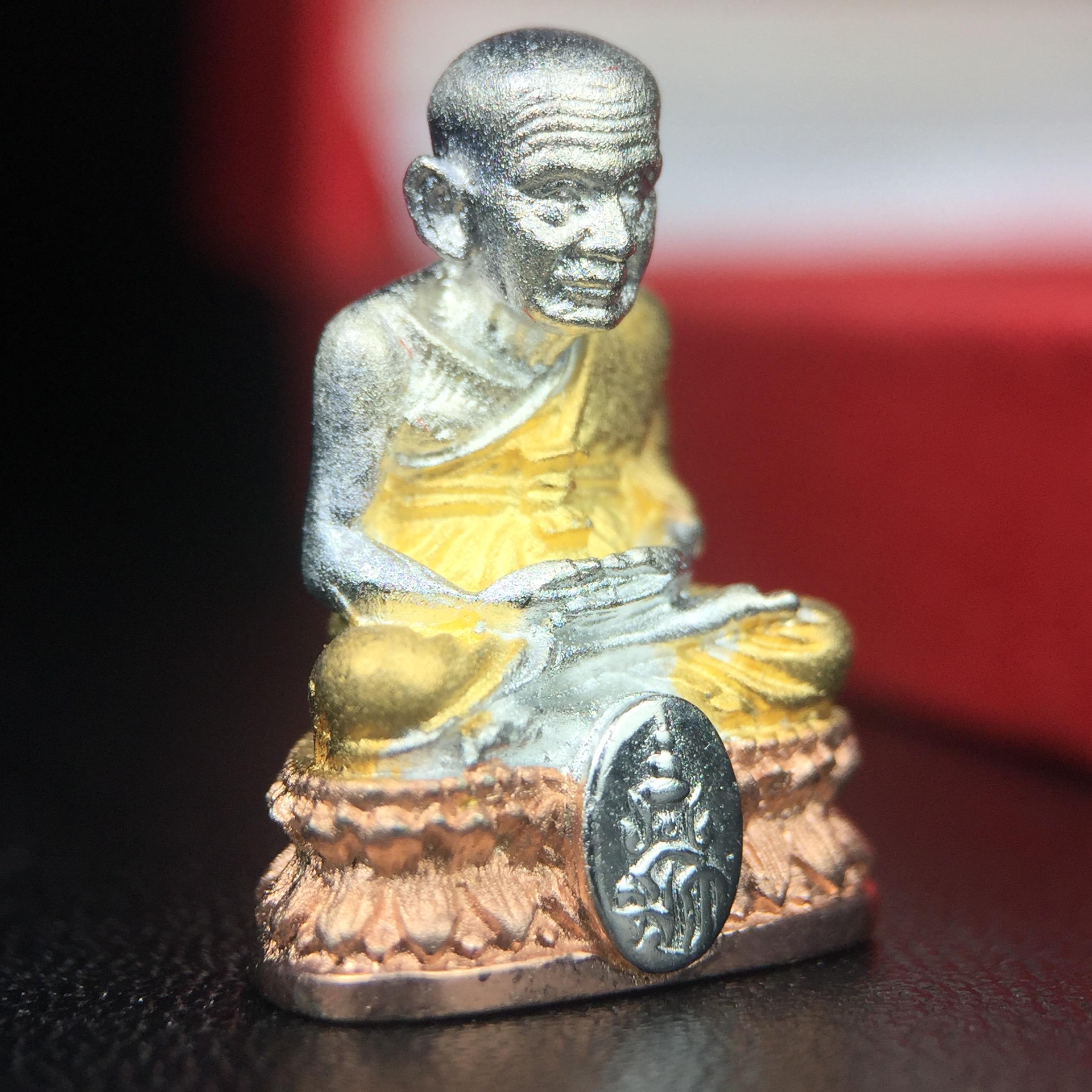 สมเด็จหลวงปู่ทวด วัดช้างให้ รุ่น เฉลิมพระเกียรติ ตราสัญลักษณ์ มวก. พิมพ์ลอยองค์เนื้อเงิน-สามกษัตริย์ ปี 2544 พิธีพุทธาภิเษกใหญ่ ณ อุโบสถวัดช้างให้และอุโบสถวัดพระศรีรัตนศาสดาราม ( วัดพระแก้ว )โดยนิมนต์เกจิชื่อดังสายใต้ทั้งหมดจำนวน 108 รูป