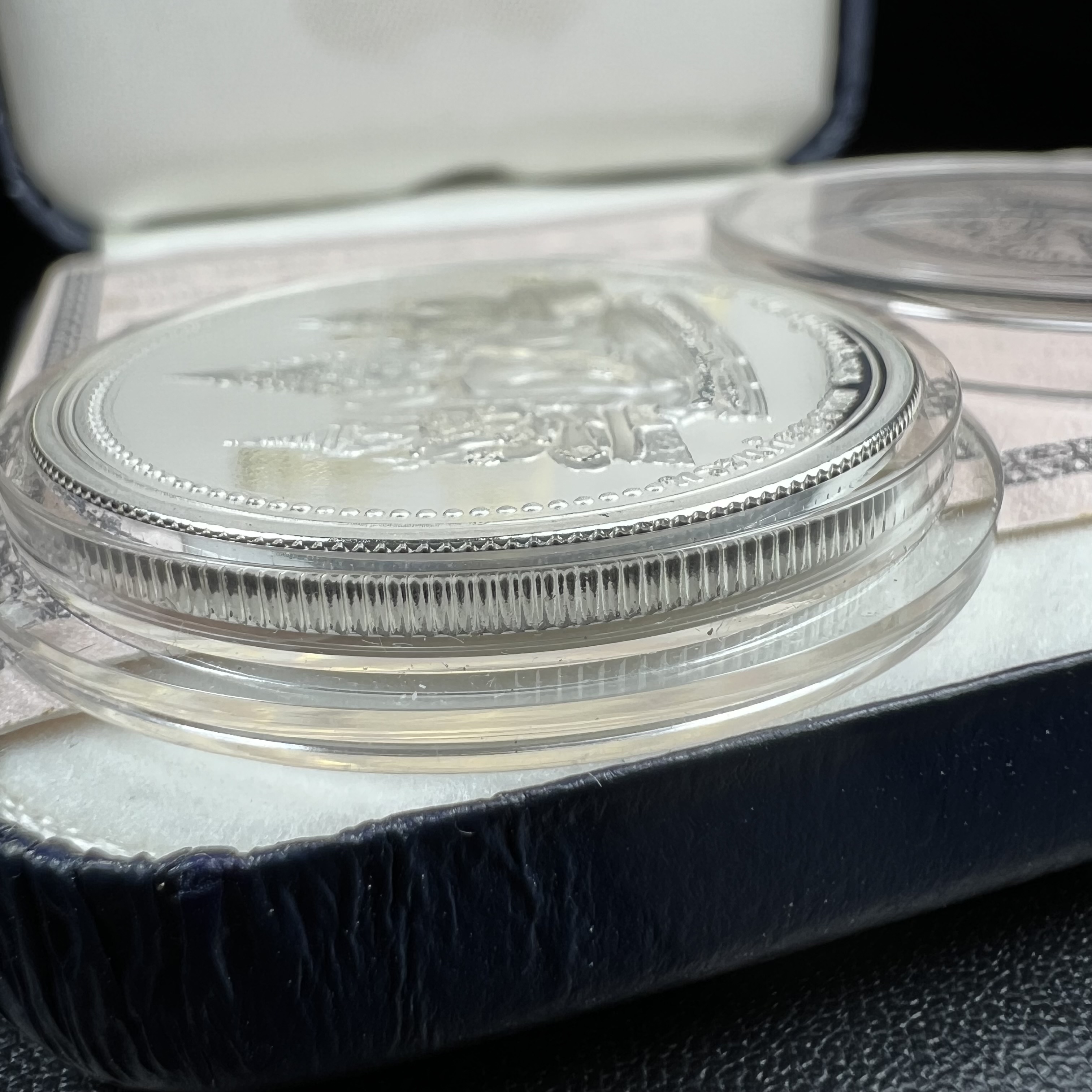 เหรียญพระแก้วมรกต พระพุทธชินราช พระพุทธโสธร รุ่นพุทธบารมี ปี 2540 เนื้อเงินขัดเงา 99.9% พร้อมกล่องและใบรับรองเดิม พิธีพุทธาภิเษก 2 พิธี มหามงคล (พระพุทธคู่บ้านคู่เมือง รูปแบบเหรียญสวยงดงามมาก พิธีใหญ่ เป็นที่นิยม)สร้างน้อยหายาก 1 ใน 500 เหรียญ