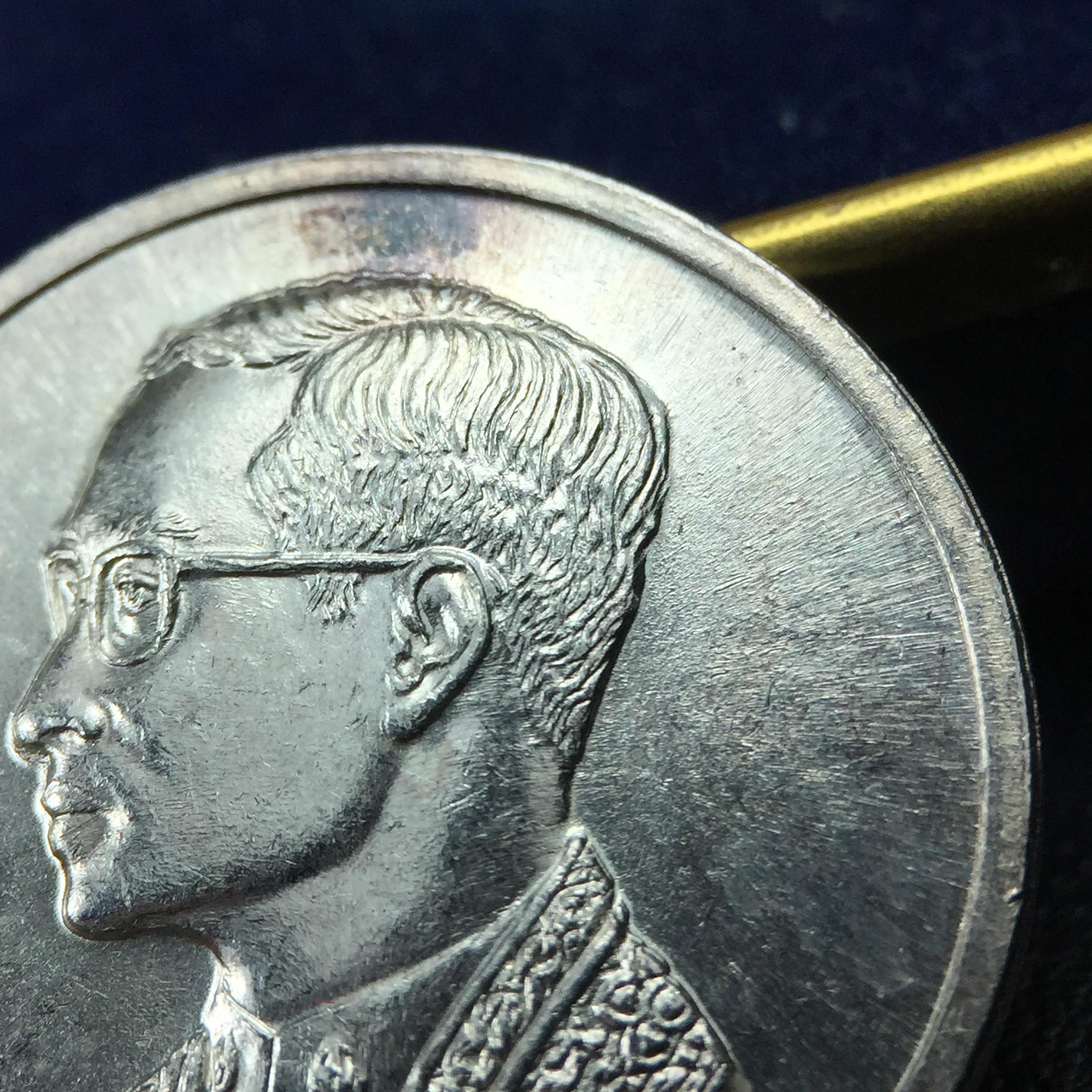 เหรียญพระบรมรูปคุ้มเกล้า รพ.ภูมิพล ปี2522 (ในหลวงเททอง) เนื้อเงิน พิมพ์ใหญ่ คัดสภาพสวยพร้อมกล่องเดิมยุคแรก(หายาก)