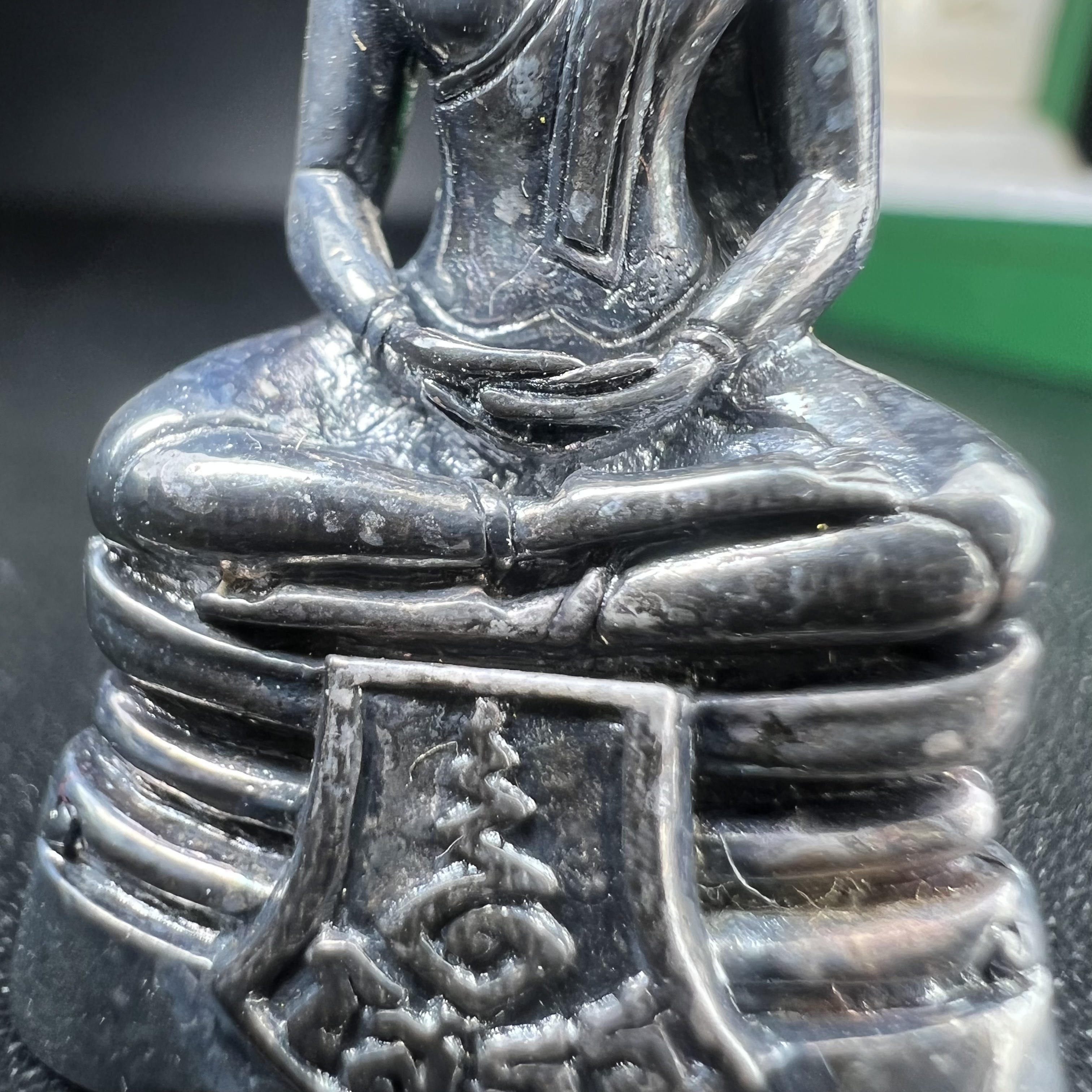 พระพุทธโสธร รุ่น กศก. 120 ปี เนื่องในโอกาสครบ 120 ปี กรมศุลกากร กระทรวงการคลัง จัดสร้าง ปี 2537 เนื้อเงินบริสุทธิ์ 99.9% ผิวขัดเงาลงดำ(งานบริษัท แพรนด้า จิวเวลรี่)สวยงดงาม ทรงคุณค่า