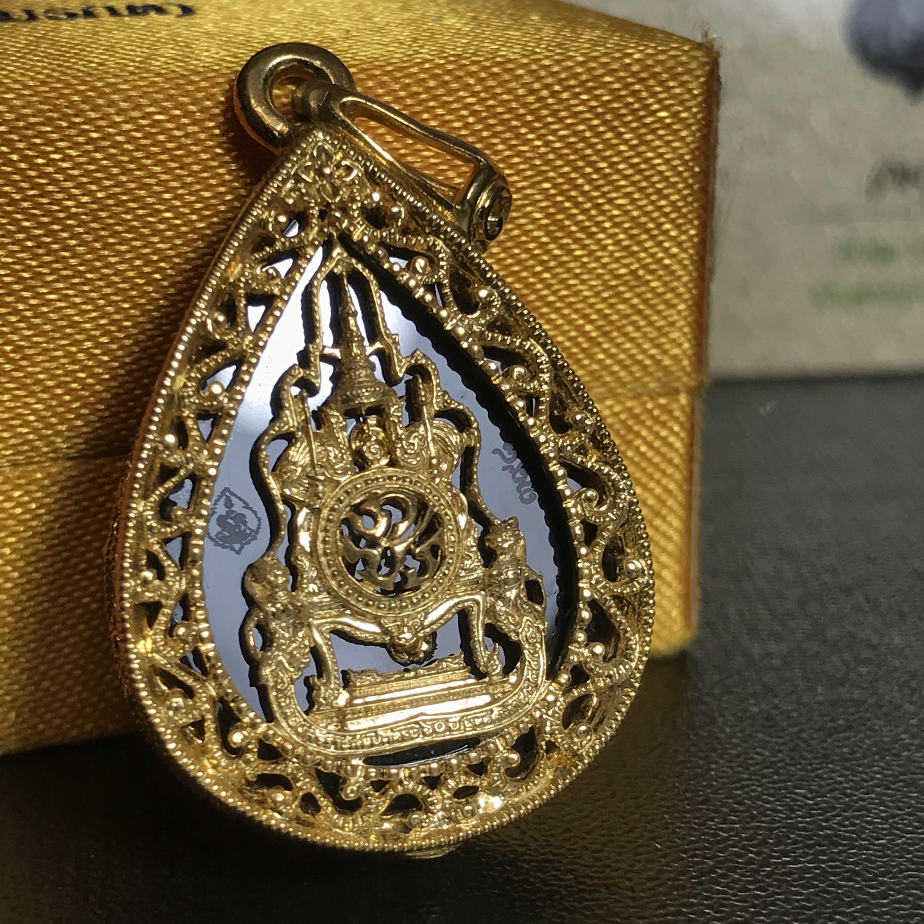 เหรียญพระแก้วมรกต(จำลอง)ทรงเครื่องฤดูร้อนแบบหยดน้ำ เนื้อทองคำ ด้านหลังตราสัญลักษณ์ฉลองสิริราชสมบัติครบ 60 ปี(1ใน1999องค์)(หายากมาก)