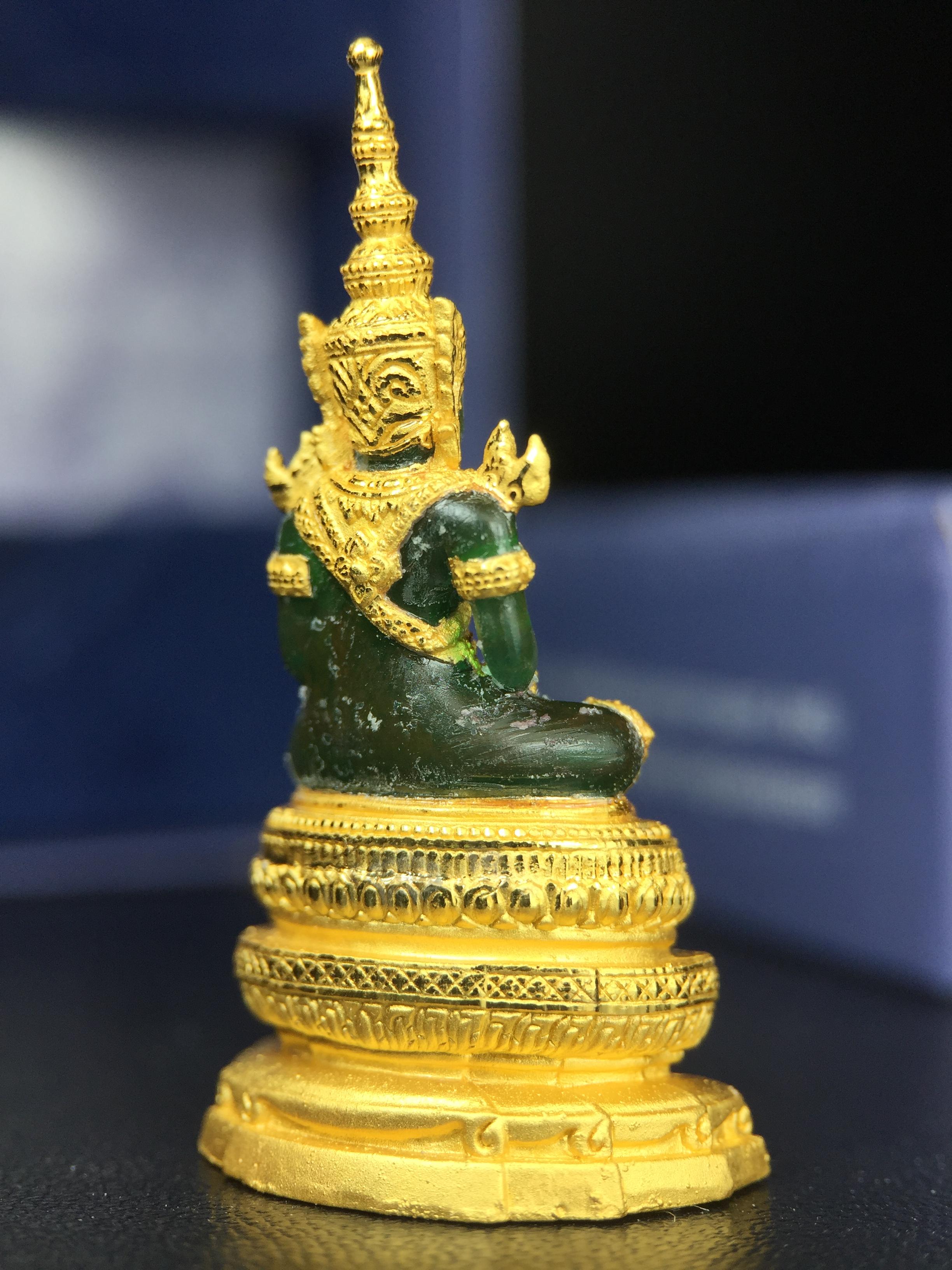 พระแก้วมรกต ภปร. จัดสร้างโดย รพ.ภูมิพลฯ ปี2547 ลอยองค์ขนาดหน้าตัก 1/2 นิ้ว เนื้อเรซิ่นหุ้มทองคำ99.99 งดงามทรงคุณค่าอีกหนึ่งรุ่นยอดนิยม หายาก