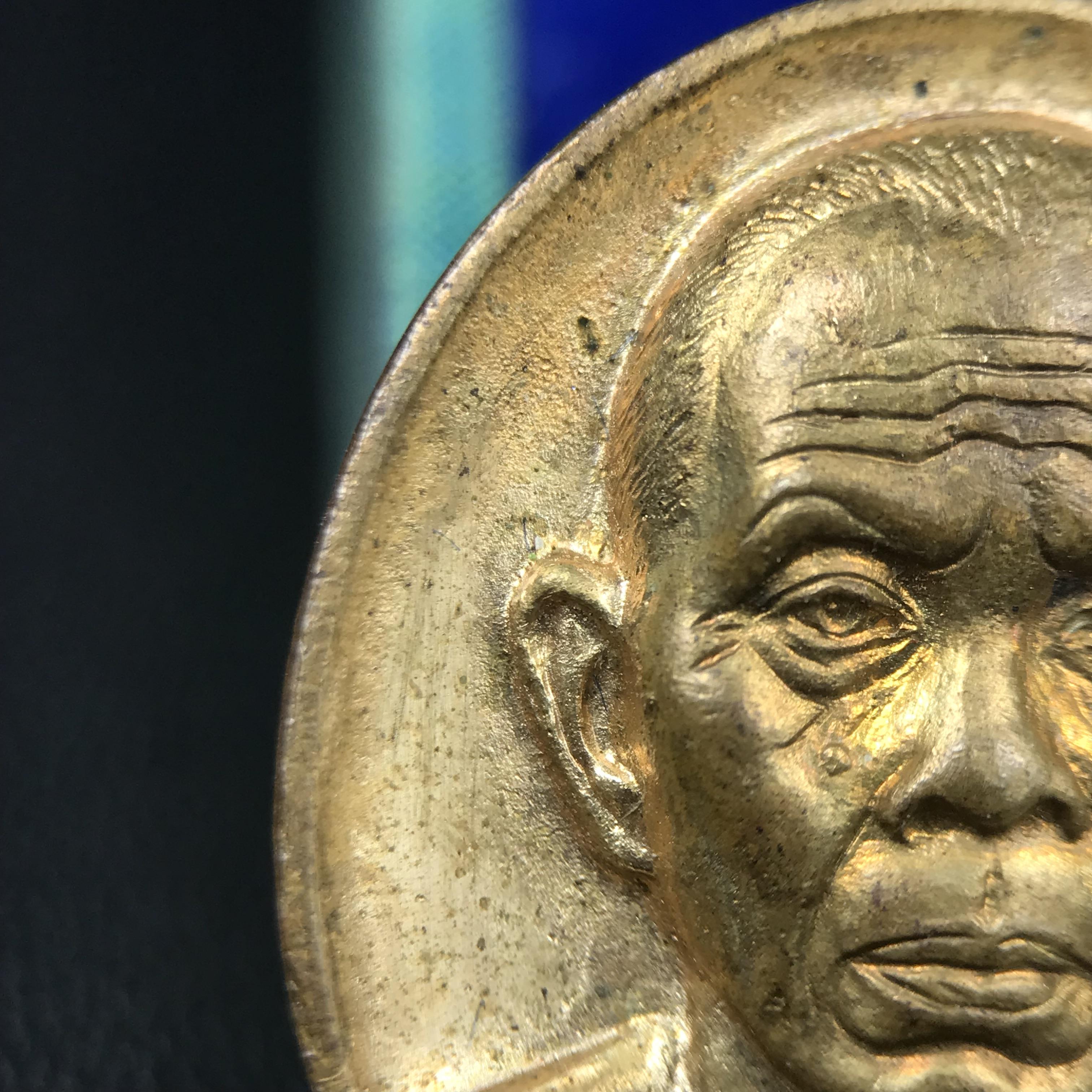 เหรียญรูปเหมือนพระญาณวิทยาคมเถร (หลวงพ่อคูณ ปริสุทโธ)ชุดกาญจนาภิเษกครองราชย์ครบ 50 ปี วัดบวรนิเวศวิหาร ปี พ.ศ. 2538 เนื้อบรอนซ์ทอง(จัดสร้างได้เหมือนหลวงพ่อคูณมาก มีรายละเอียดและความคมชัดสูง ลูกศิษย์ท่านไม่ควรพลาด วิจิตรศิลป์และพุทธศิลป์งดงาม)พิธีใหญ่