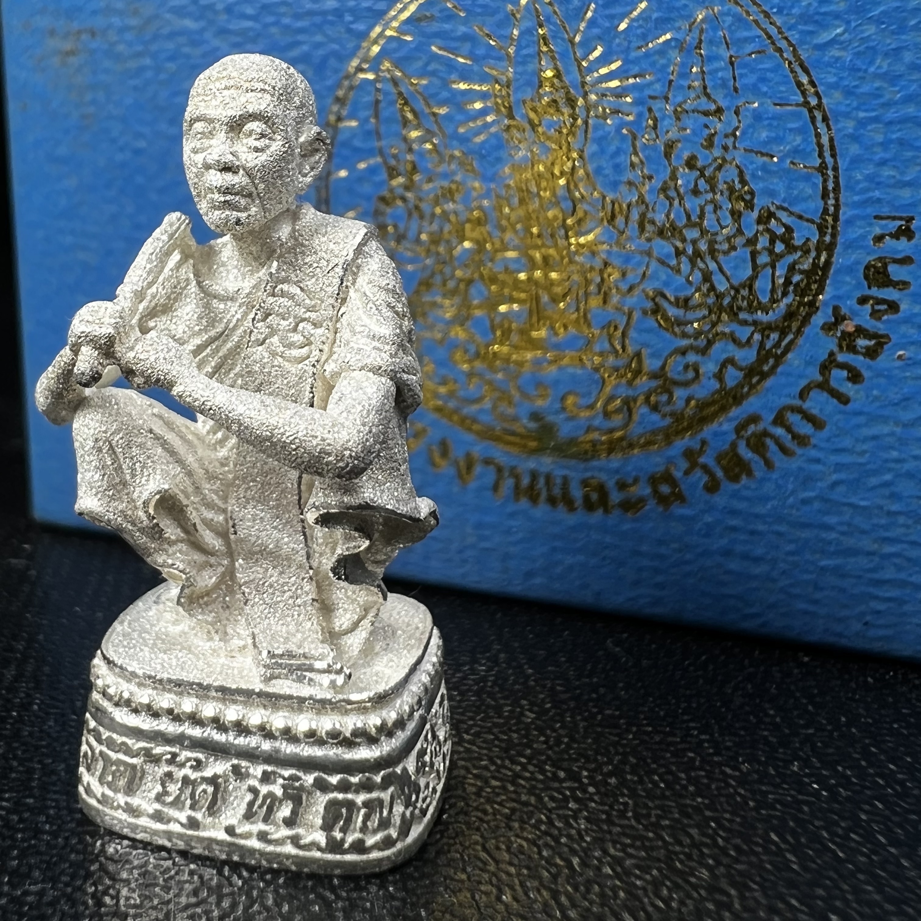 รูปหล่อหลวงพ่อคูณ รุ่นลาภ ยศ ทวีคูณ ปี2538 เนื้อเงินพ่นทรายประกายเพชร พร้อมกล่องบรรจุเดิมครบ(สภาพสวยเดิม นิยม)