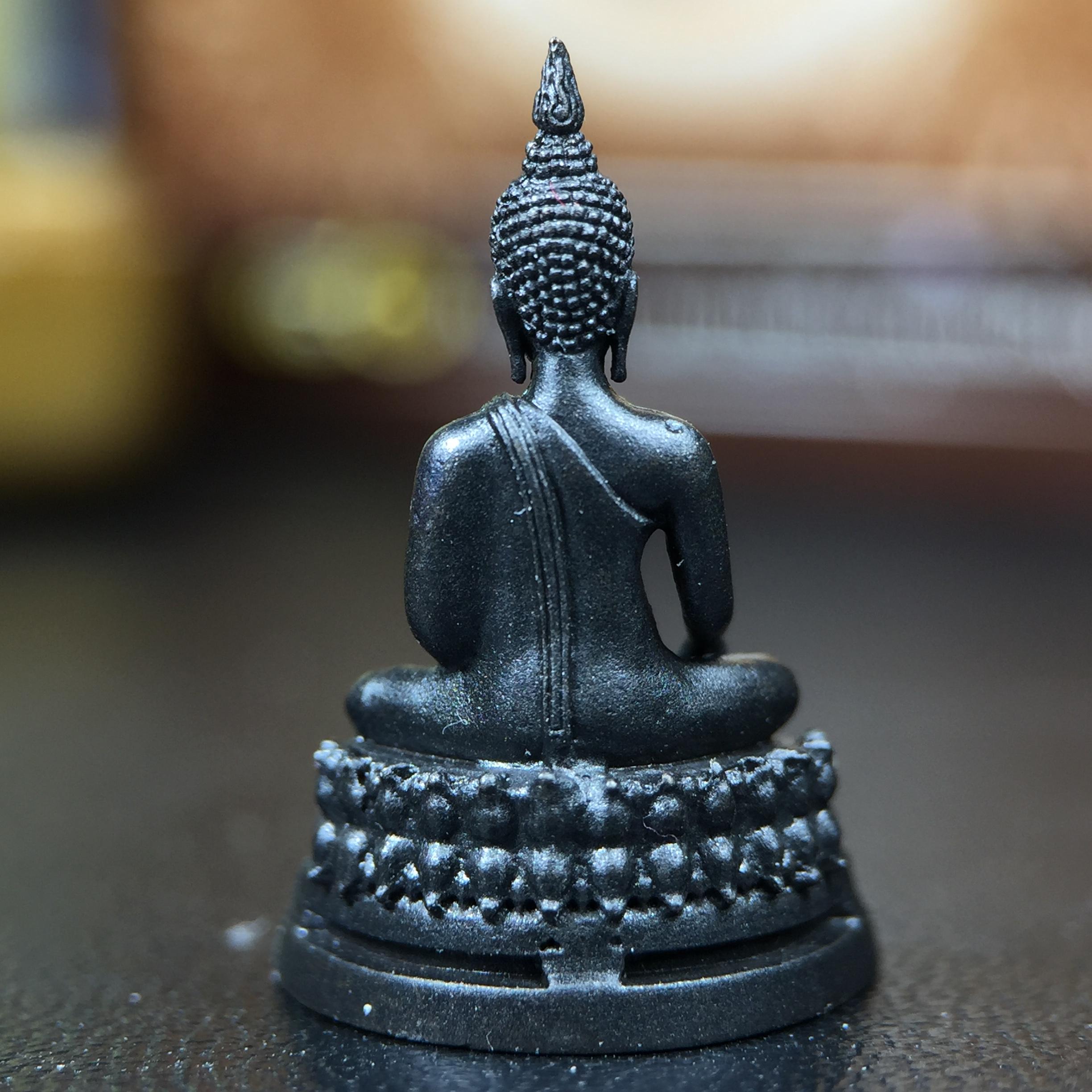 พระพุทธรูปคุ้มเกล้า ภปร. มหามงคล 80พรรษา “รุ่นเย็นศิระเพราะพระบริบาล 80พรรษา มหากษัตริย์คู่แผ่นดินสยาม” เนื้อนวโลหะรมดำ พิมพ์เล็ก ขนาด 10*21 มม.(โลหะชนวนพระ ภ.ป.ร.2508 และผงตะไบพระกริ่งปวเรศ 2530 มาร่วมในการจัดสร้างด้วย)