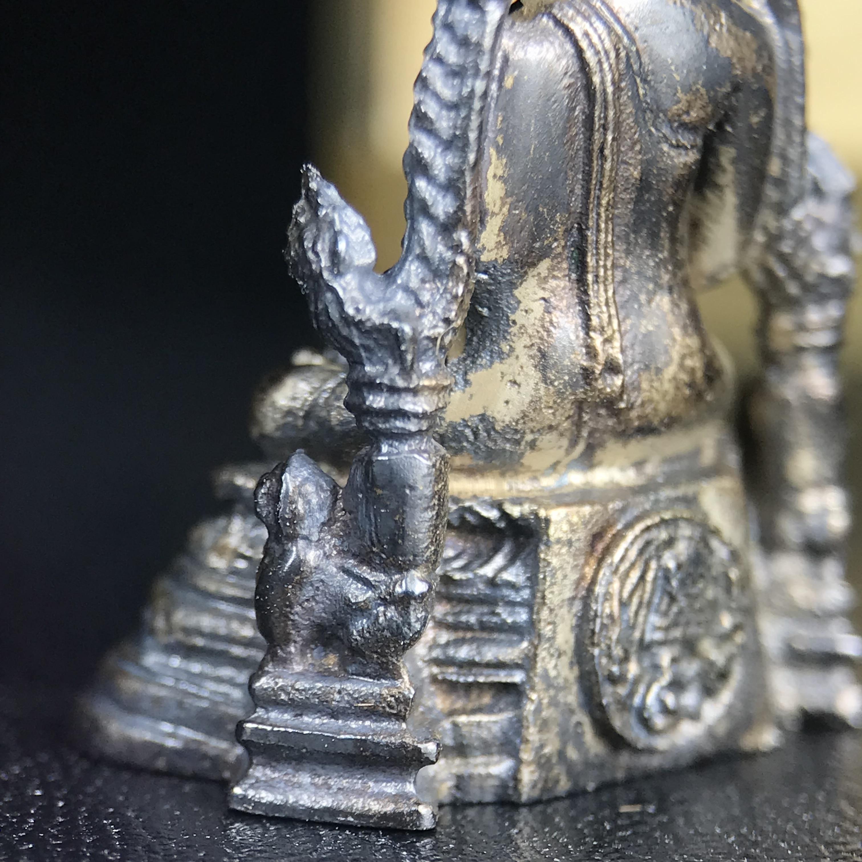 พระกริ่งพระพุทธชินราช มวก. วัดเบญจมบพิตรฯ ปี 2519(รุ่นพิเศษ รุ่นแรก รุ่นเดียว)เนื้อเงิน(สภาพสวยผิวเดิมติดรุ้งผิวขึ้นน้ำทองสวยมีเสน่ห์ตามกาลเวลา)(ในหลวงรัชกาลที่9และสมเด็จพระราชินีเสด็จฯเททอง)(พิธีใหญ่ เกจิอาจารย์ในยุคยอดนิยมร่วมปลุกเสก) (องค์หมายเลข ๓๐๓๔)